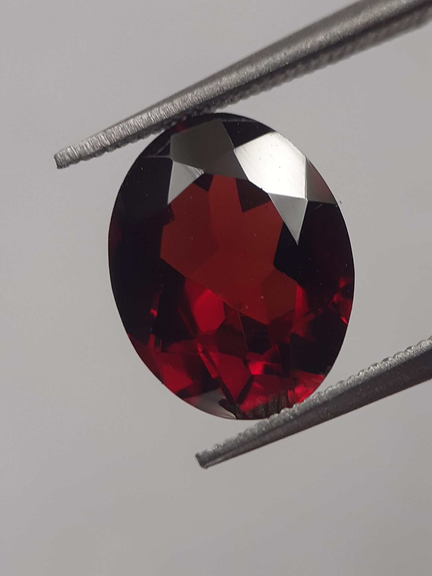 Natural red Rhodolite Garnet - 2.848 ct - oval - unheated - Natural Gems Belgium