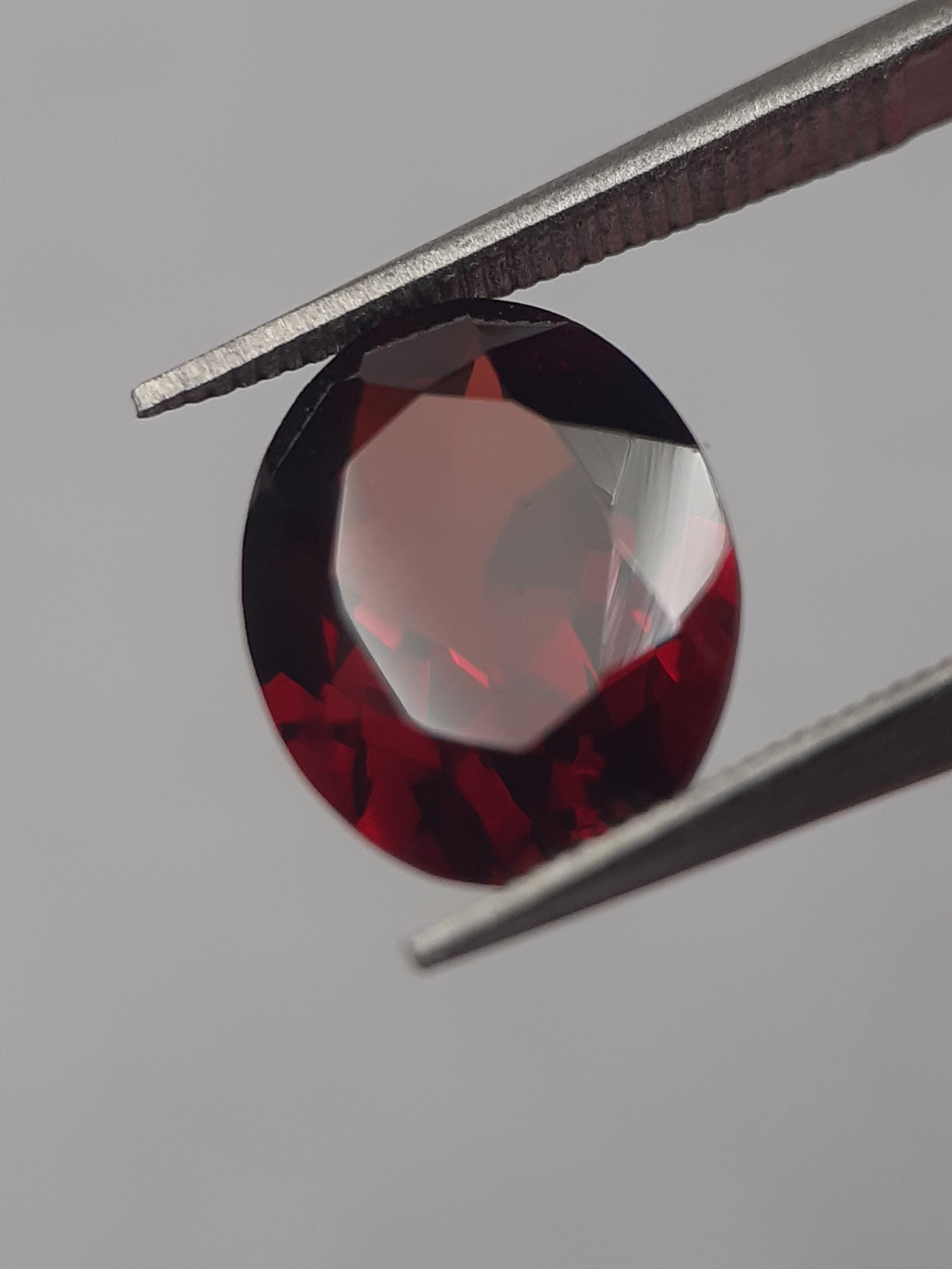 Natural red Rhodolite Garnet - 2.848 ct - oval - unheated - Natural Gems Belgium