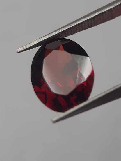 Natural red Rhodolite Garnet - 2.848 ct - oval - unheated - Natural Gems Belgium