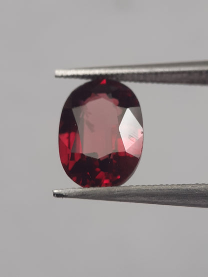 Natural purplish red Rhodolite Garnet - 1.779 ct - oval - unheated - Natural Gems Belgium