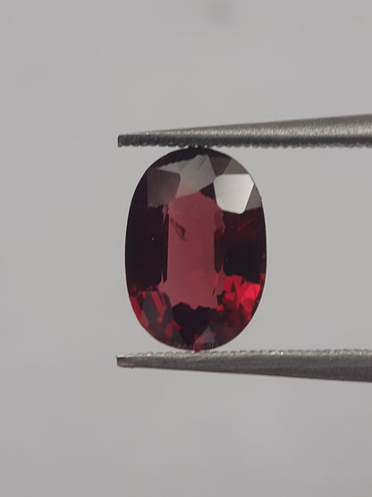 Natural purplish red Rhodolite Garnet - 1.779 ct - oval - unheated - Natural Gems Belgium