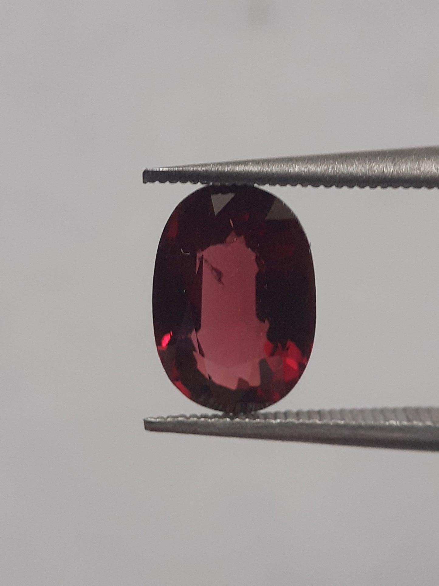 Natural purplish red Rhodolite Garnet - 1.779 ct - oval - unheated - Natural Gems Belgium