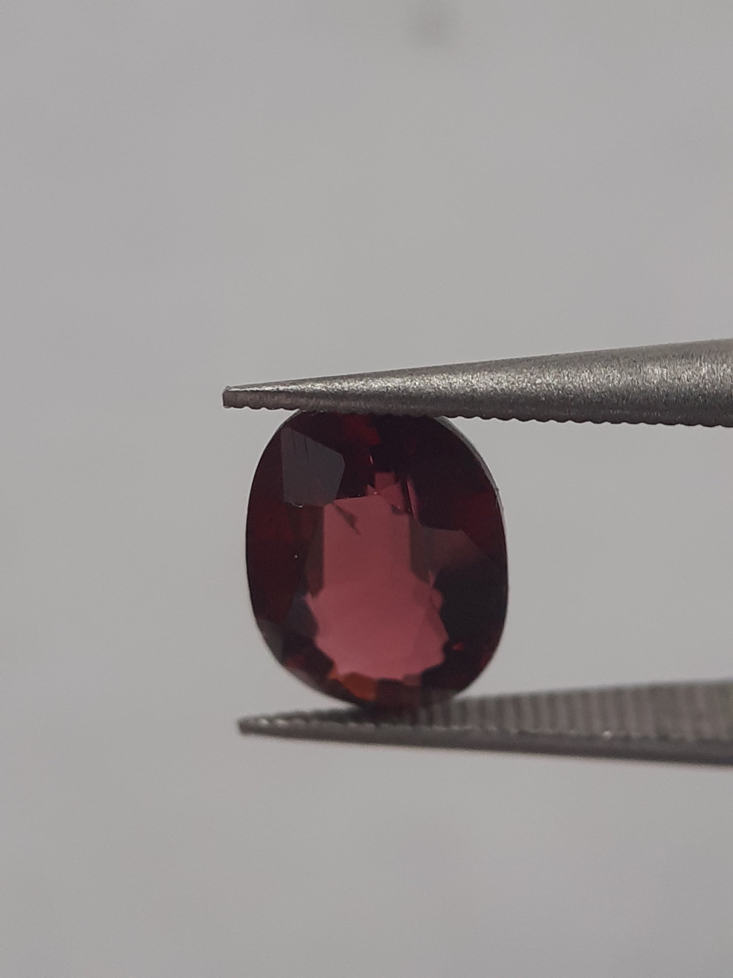 Natural purplish red Rhodolite Garnet - 1.779 ct - oval - unheated - Natural Gems Belgium