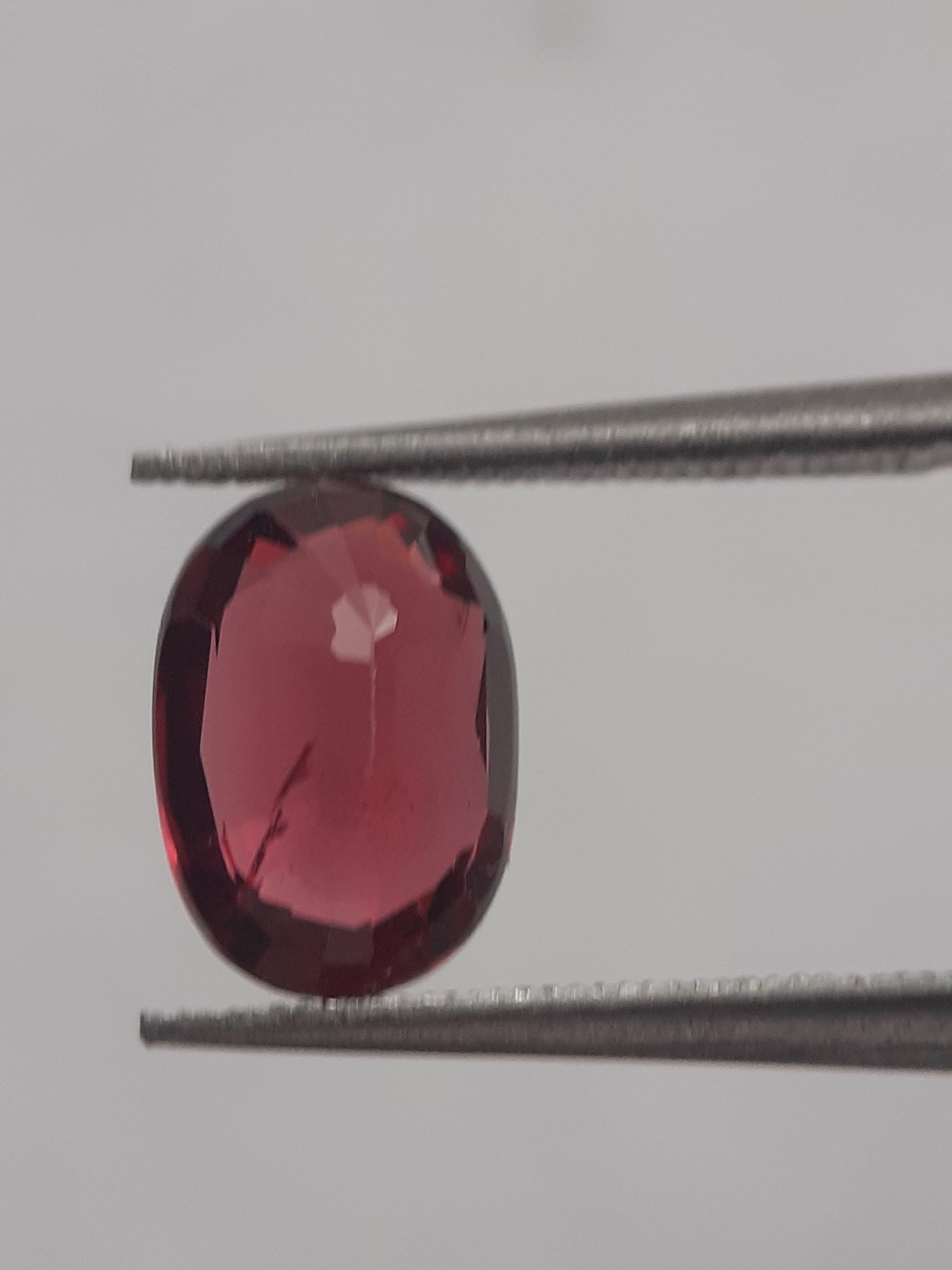 Natural purplish red Rhodolite Garnet - 1.779 ct - oval - unheated - Natural Gems Belgium