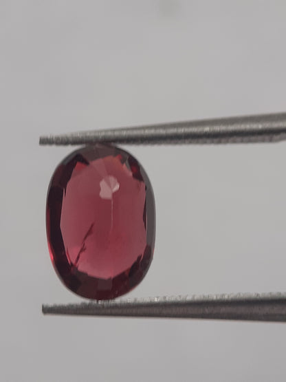 Natural purplish red Rhodolite Garnet - 1.779 ct - oval - unheated - Natural Gems Belgium