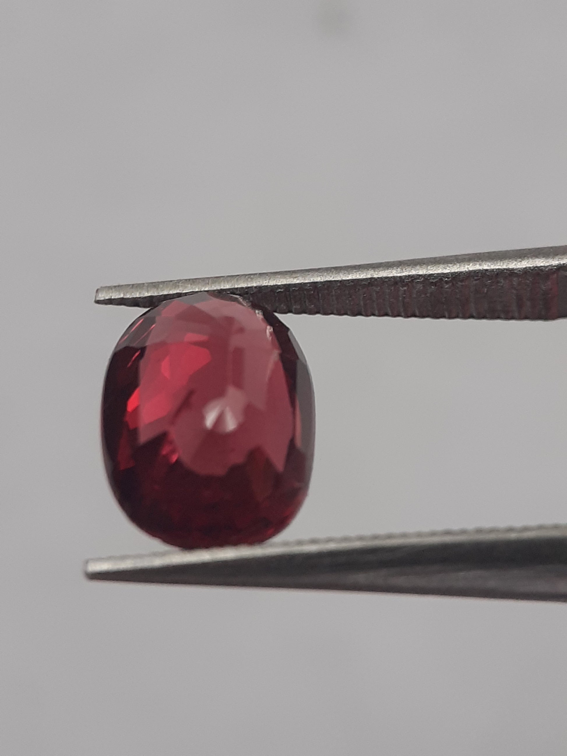 Natural purplish red Rhodolite Garnet - 1.779 ct - oval - unheated - Natural Gems Belgium