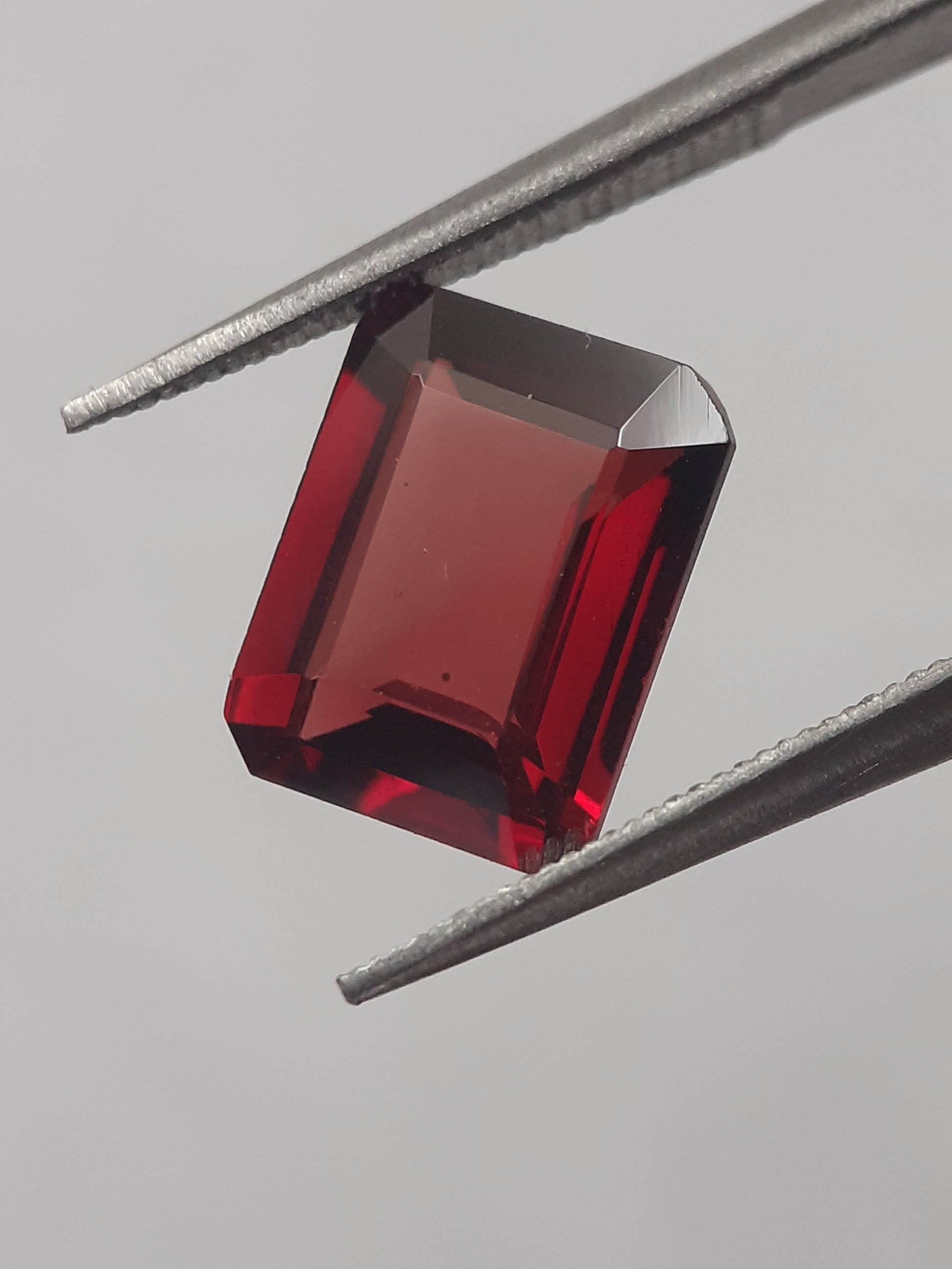 Natural red Rhodolite Garnet - 2.613 ct - octagon - unheated - Natural Gems Belgium