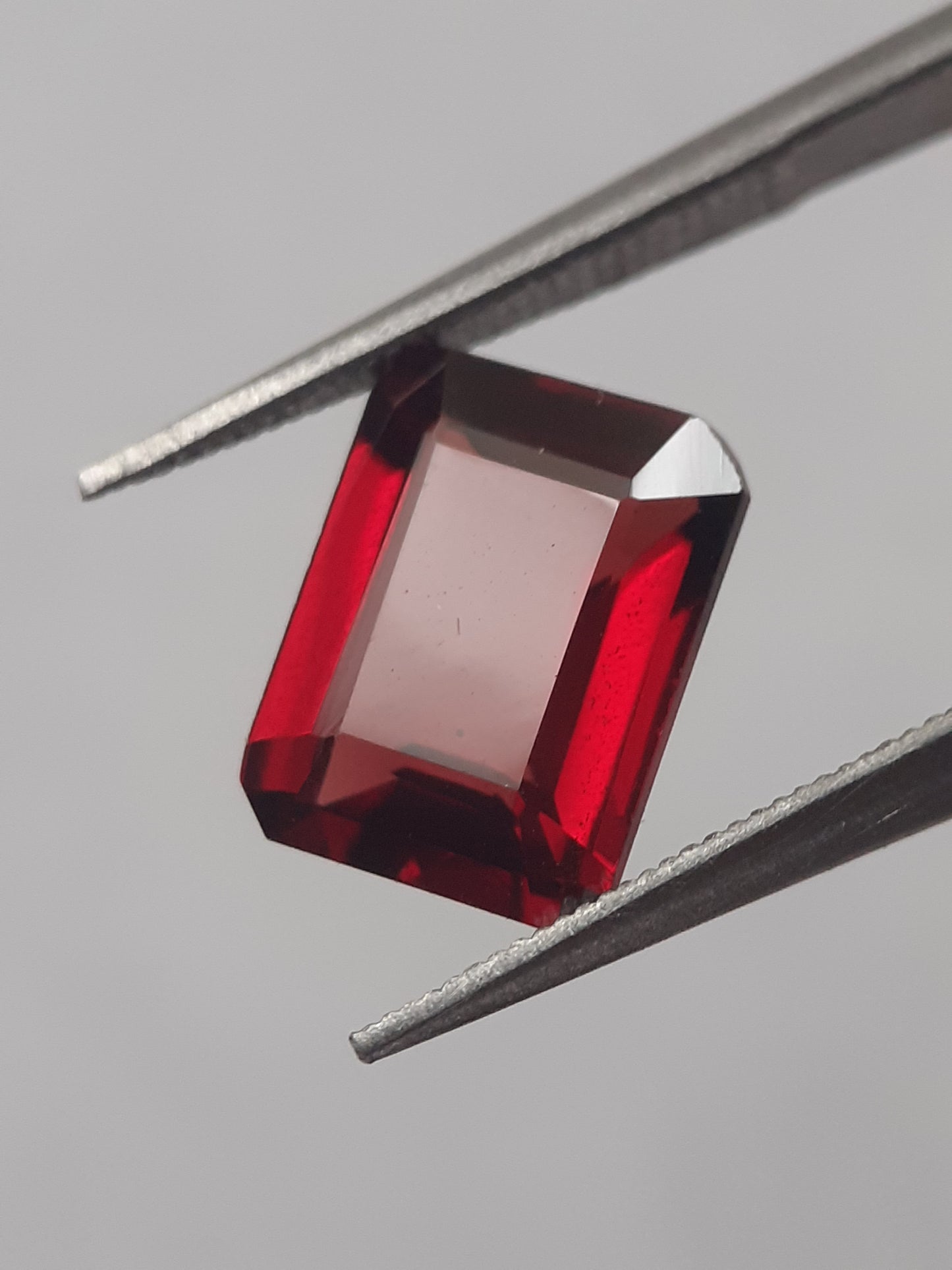 Natural red Rhodolite Garnet - 2.613 ct - octagon - unheated - Natural Gems Belgium