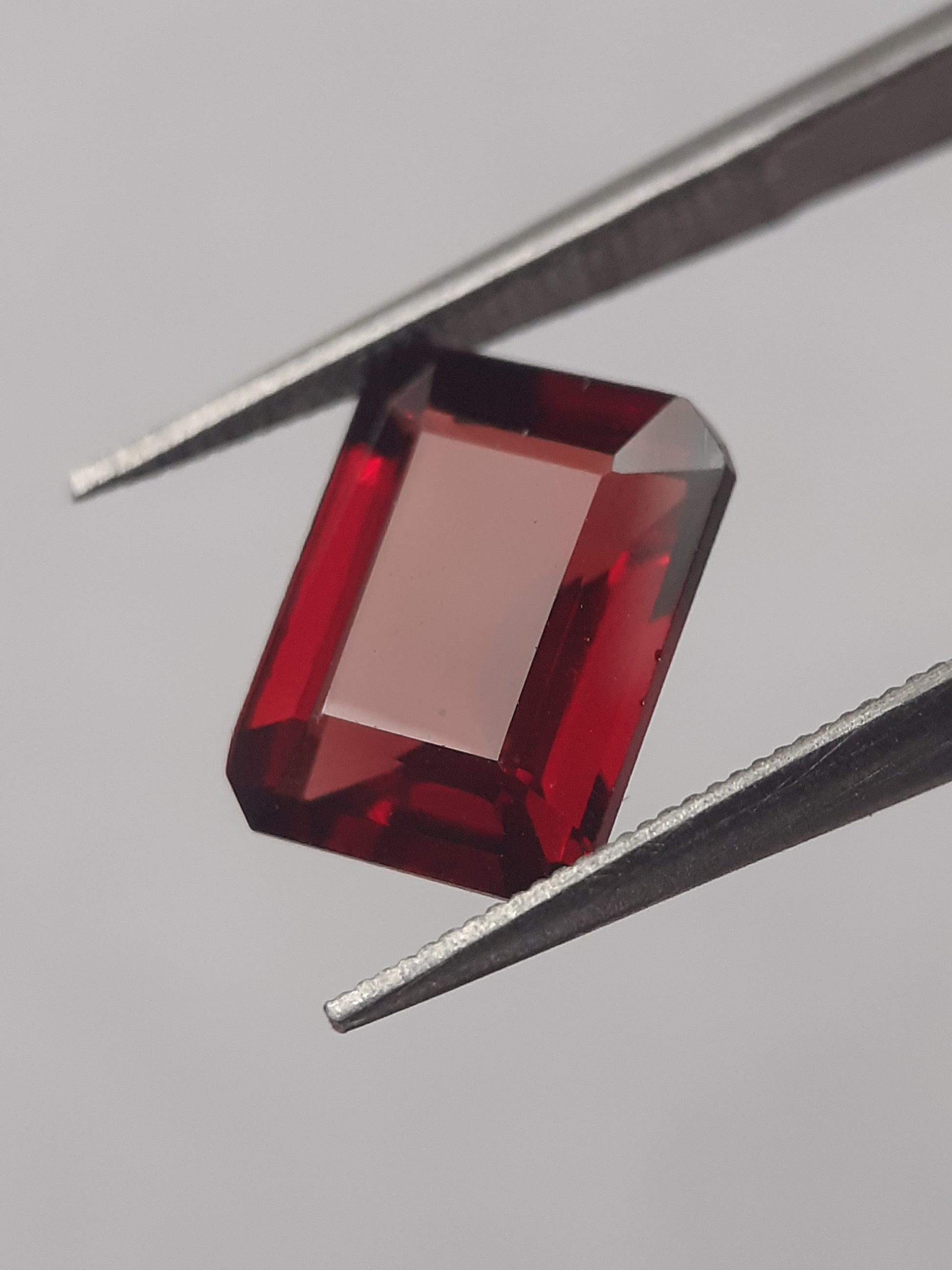 Natural red Rhodolite Garnet - 2.613 ct - octagon - unheated - Natural Gems Belgium