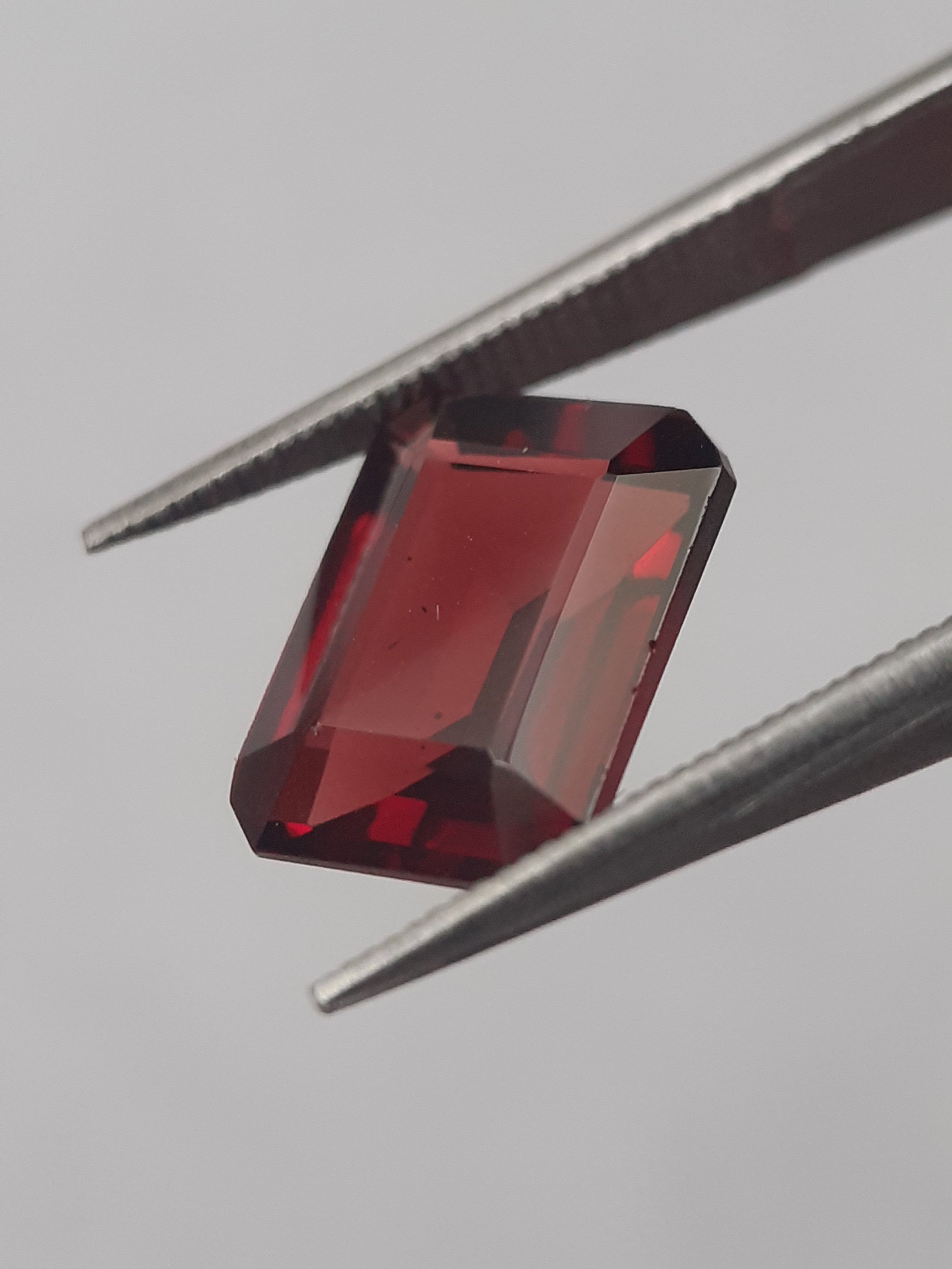 Natural red Rhodolite Garnet - 2.613 ct - octagon - unheated - Natural Gems Belgium