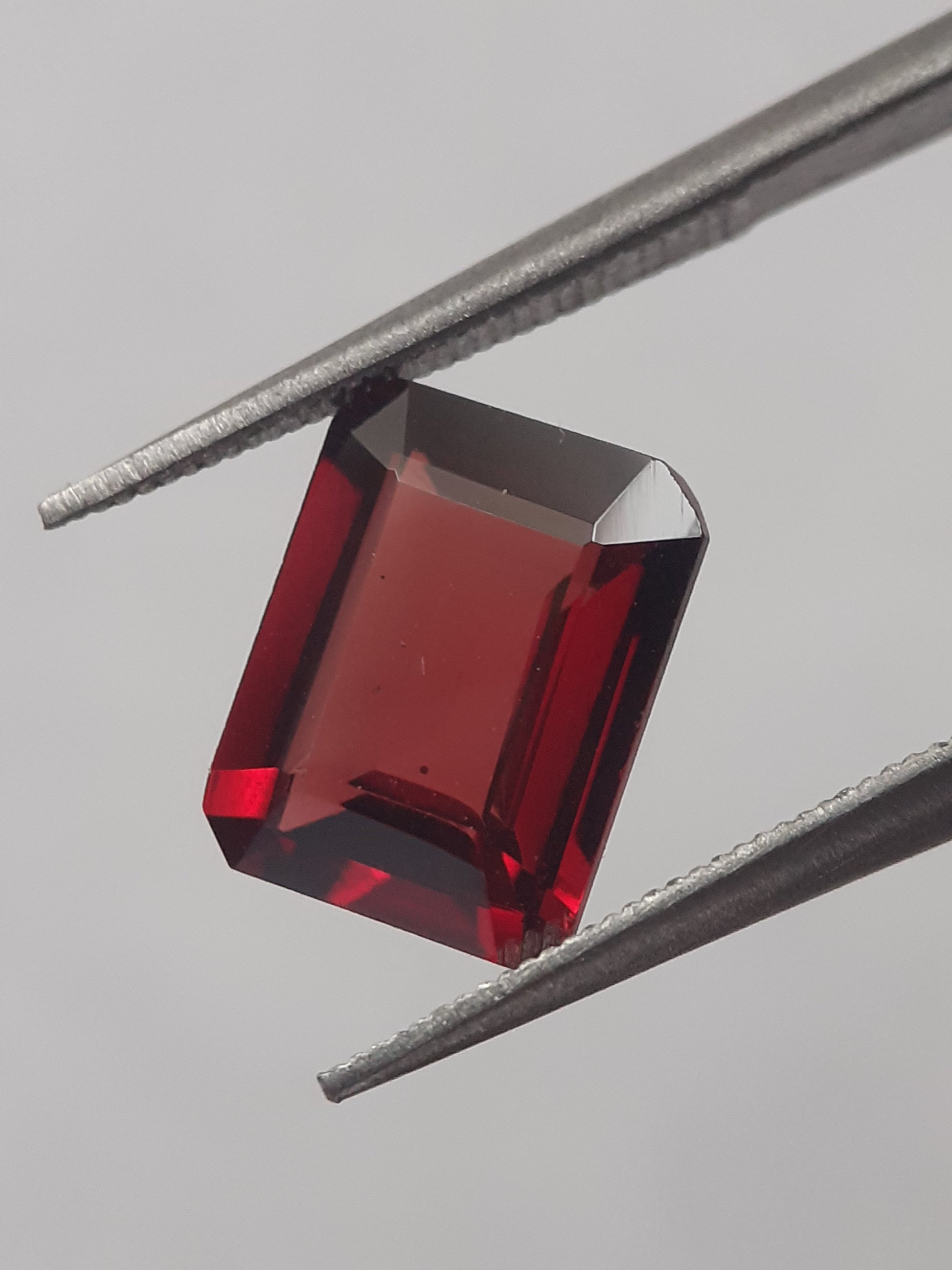 Natural red Rhodolite Garnet - 2.613 ct - octagon - unheated - Natural Gems Belgium