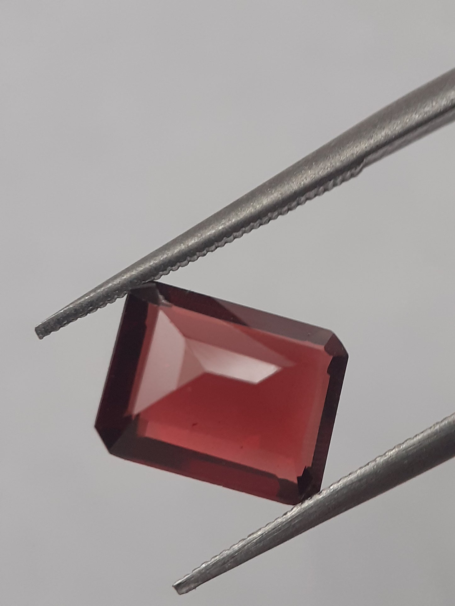 Natural red Rhodolite Garnet - 2.613 ct - octagon - unheated - Natural Gems Belgium