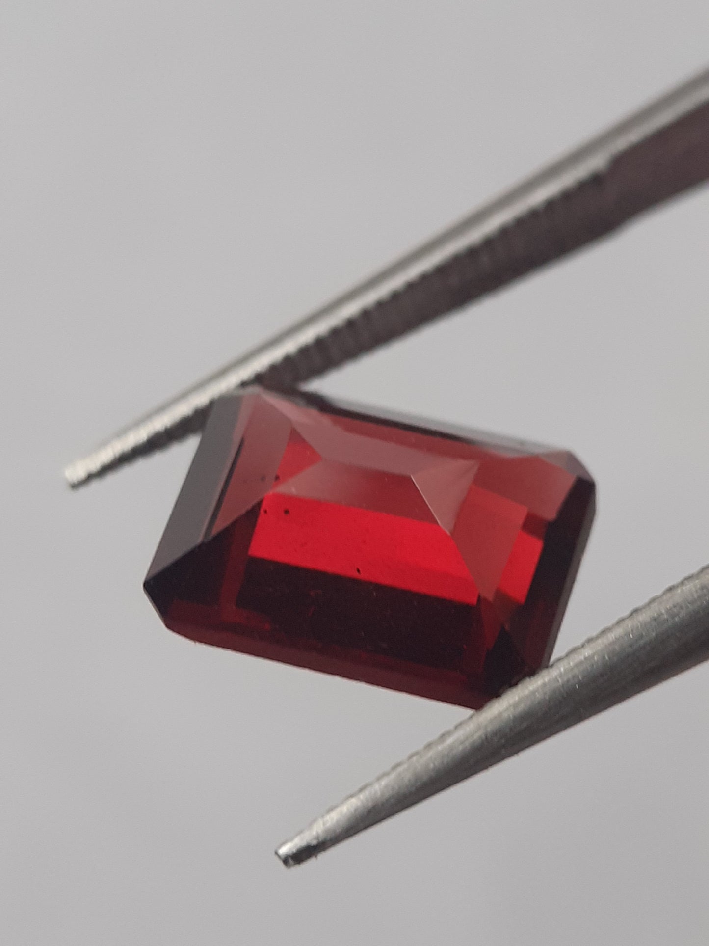 Natural red Rhodolite Garnet - 2.613 ct - octagon - unheated - Natural Gems Belgium