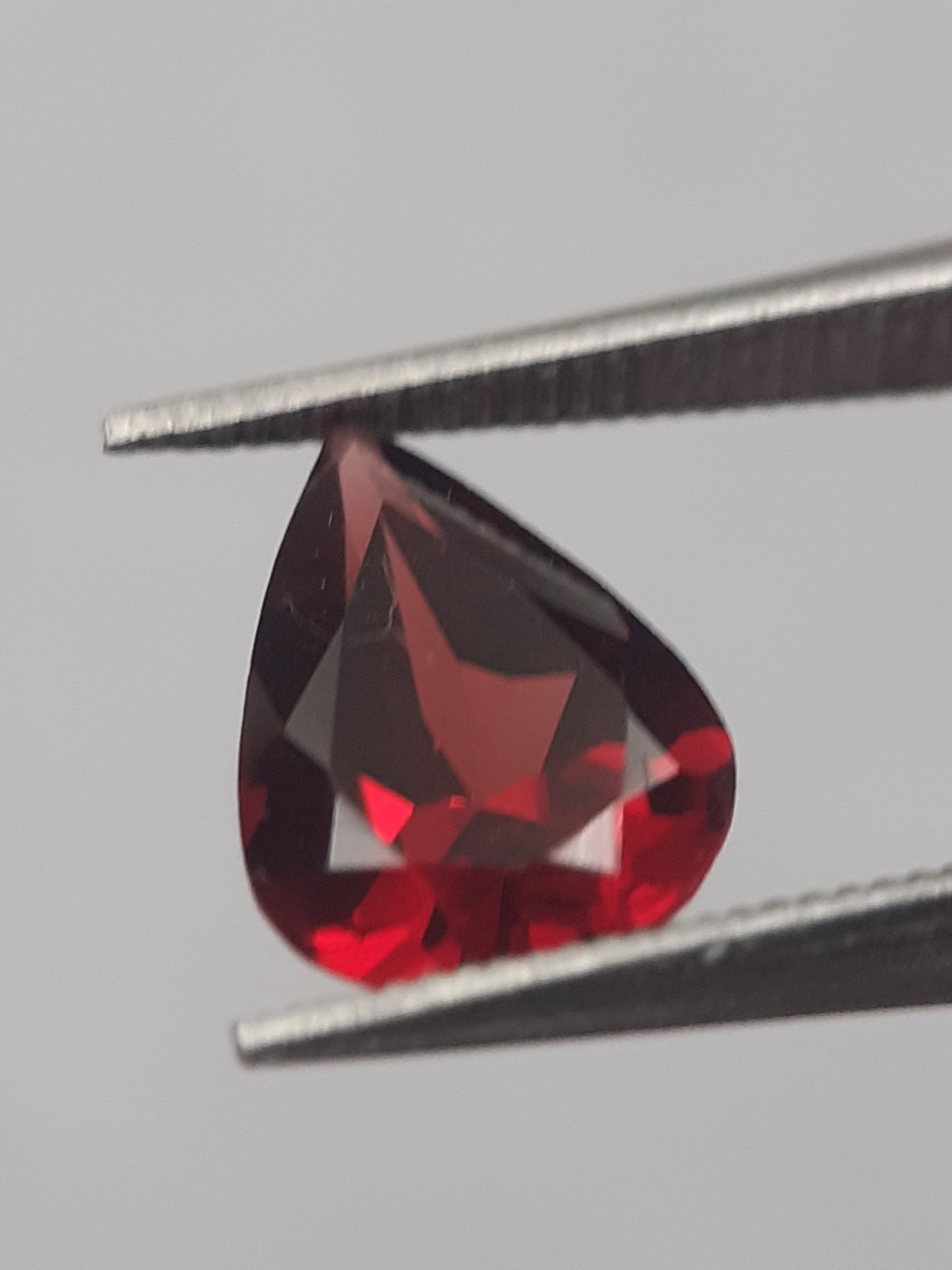 Natural red Rhodolite Garnet - 1.154 ct - pear - unheated - Natural Gems Belgium