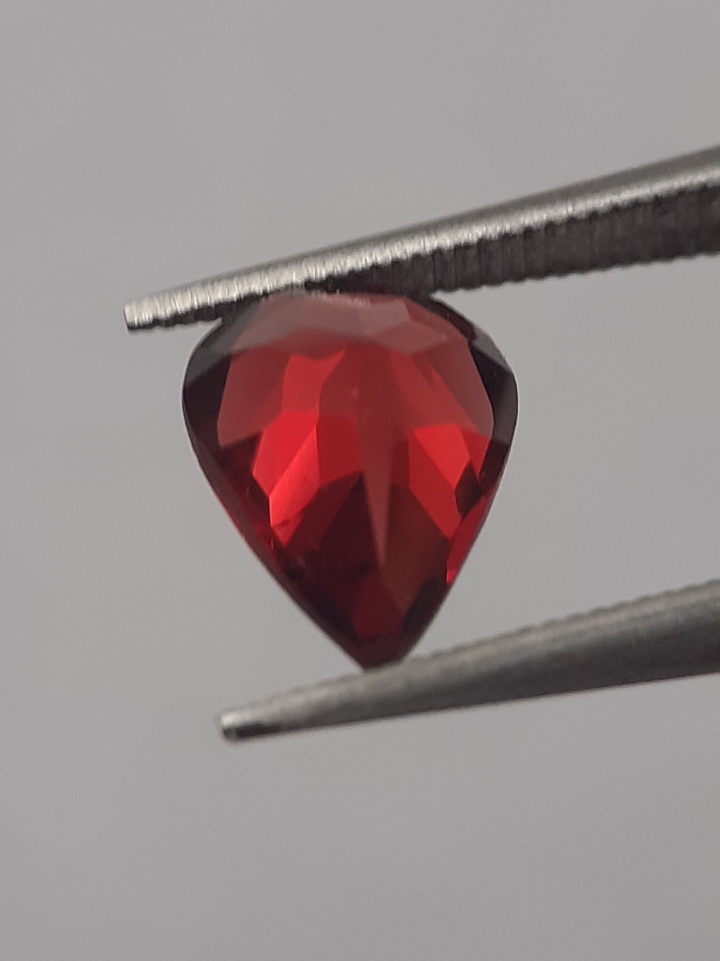 Natural red Rhodolite Garnet - 1.154 ct - pear - unheated - Natural Gems Belgium