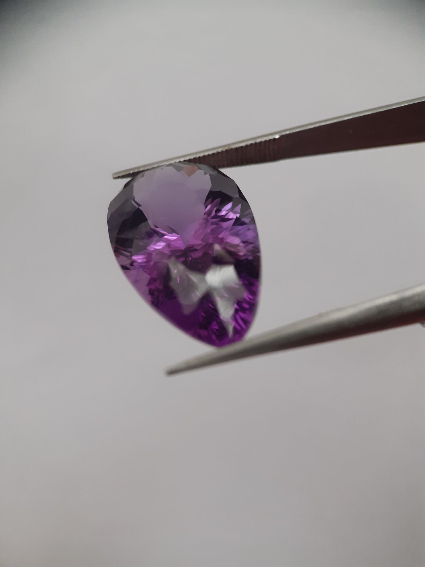 Natural deep purple Amethyst - 9.783 ct - pear - custom cut - certified natural - Natural Gems Belgium