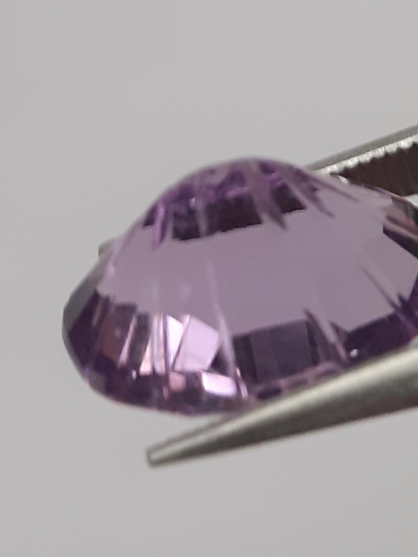 Natural violet purple Amethyst - 3.054 ct - oval - custom cut - certified natural - Natural Gems Belgium