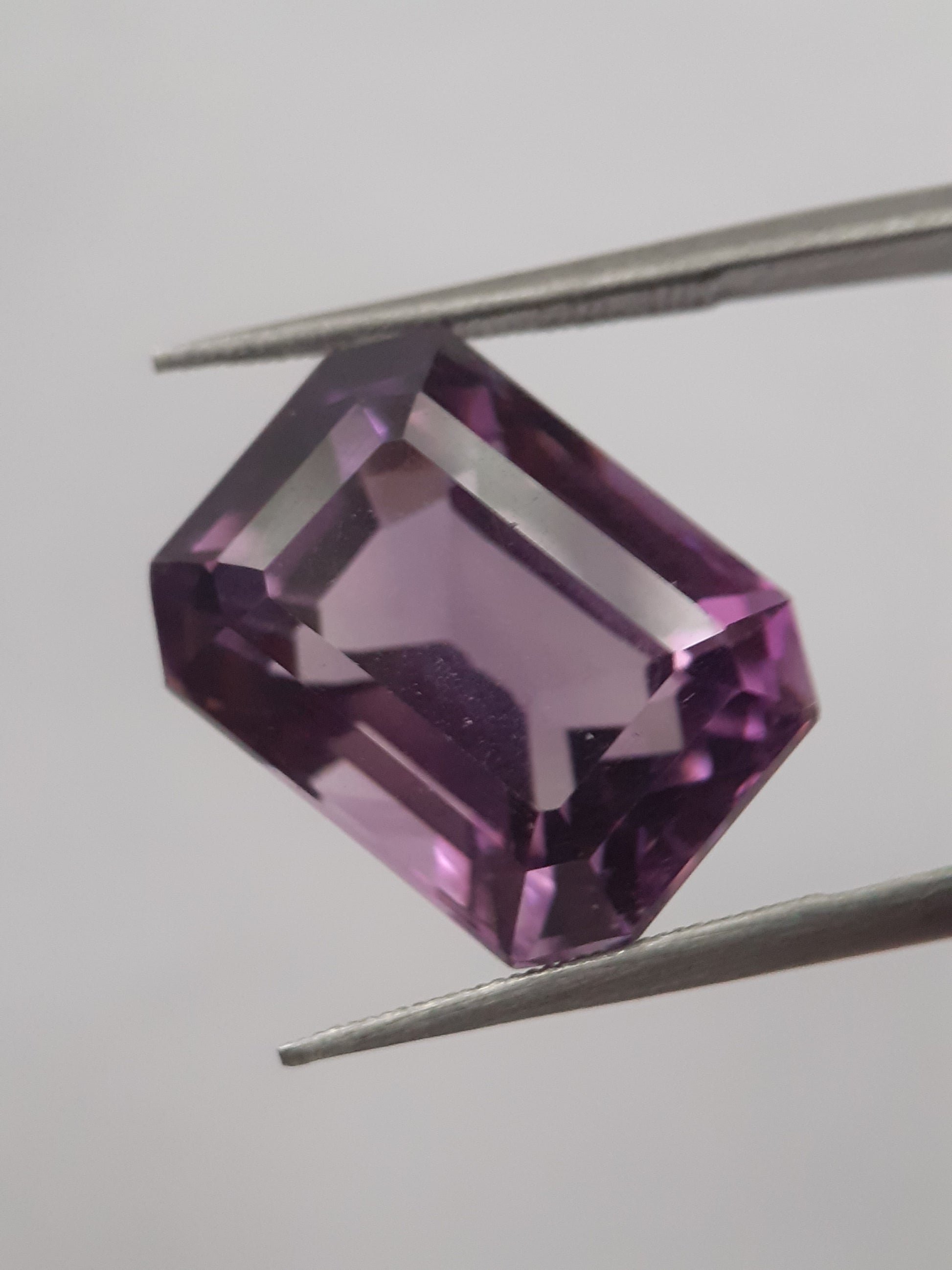 Natural pinkish purple Amethyst - 12.134 ct - octagon - certified natural - Natural Gems Belgium