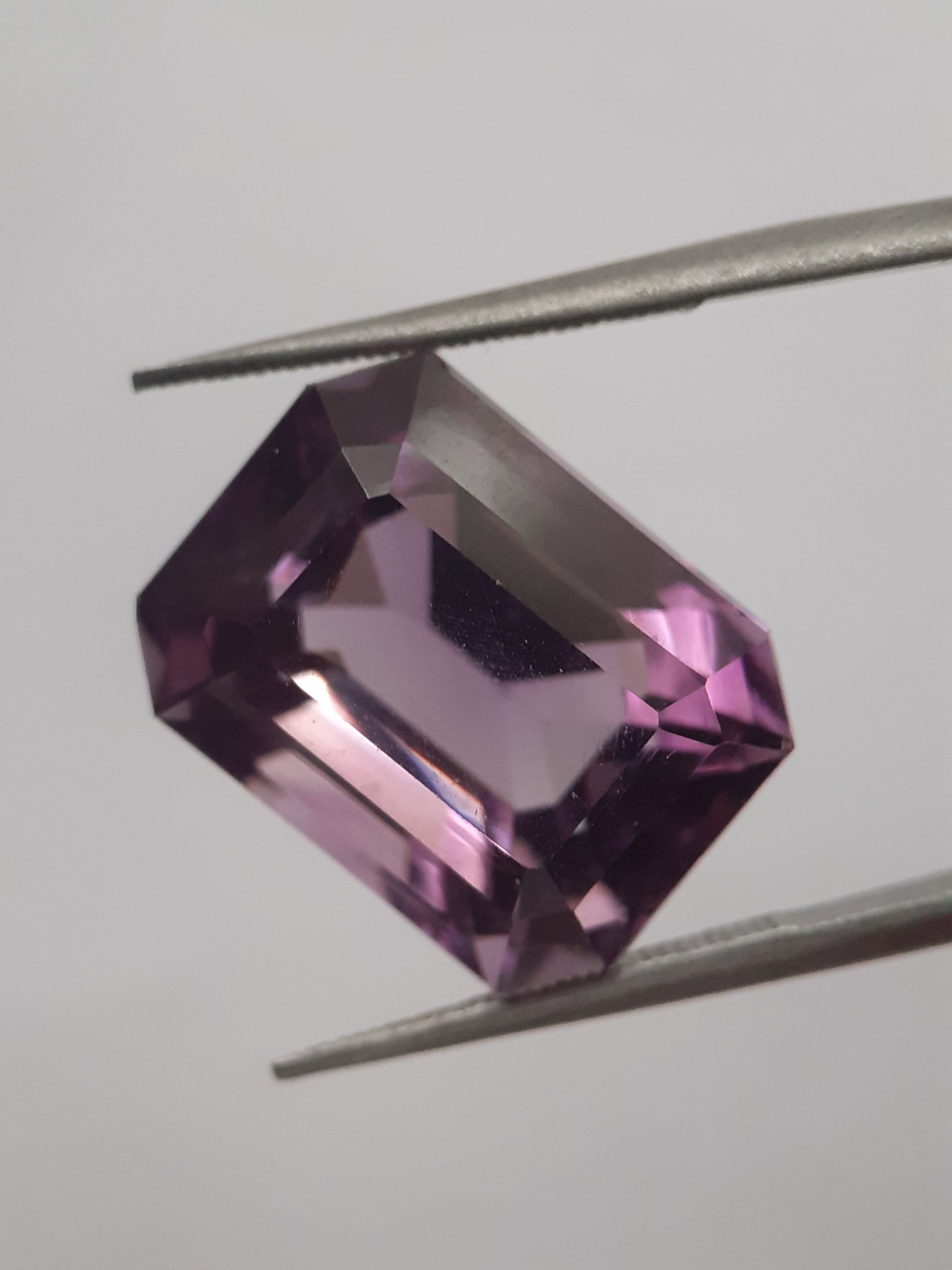 Natural pinkish purple Amethyst - 12.134 ct - octagon - certified natural - Natural Gems Belgium