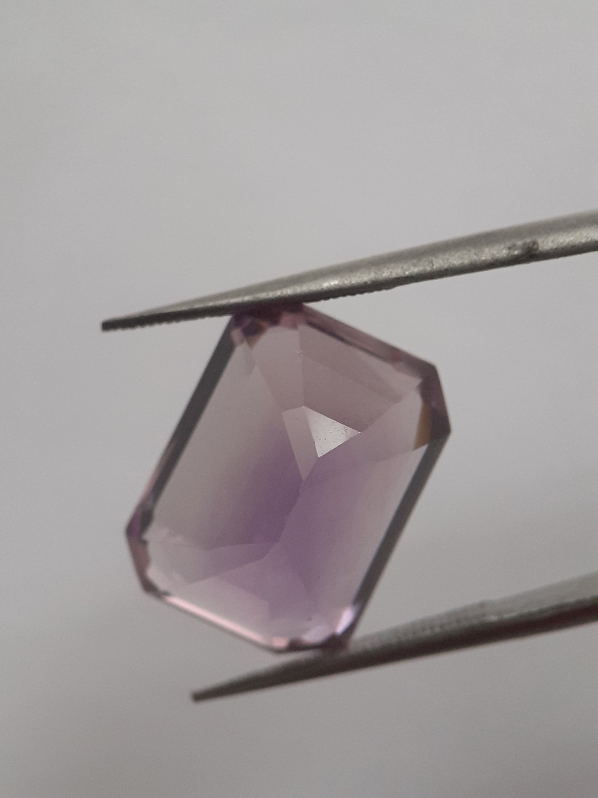 Natural pinkish purple Amethyst - 12.134 ct - octagon - certified natural - Natural Gems Belgium