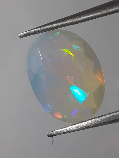 Natural White Crystal Opal - amazing play of color - 1.815 ct - oval - unheated - Natural Gems Belgium