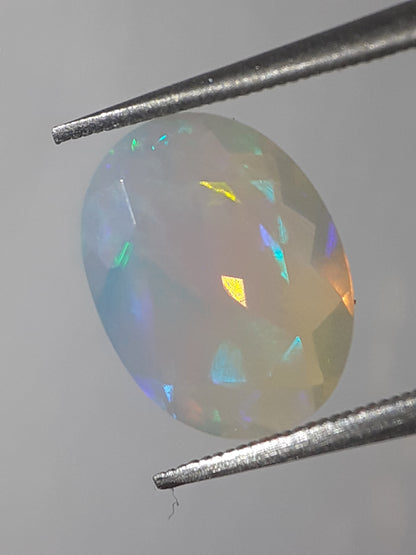 Natural White Crystal Opal - amazing play of color - 1.815 ct - oval - unheated - Natural Gems Belgium