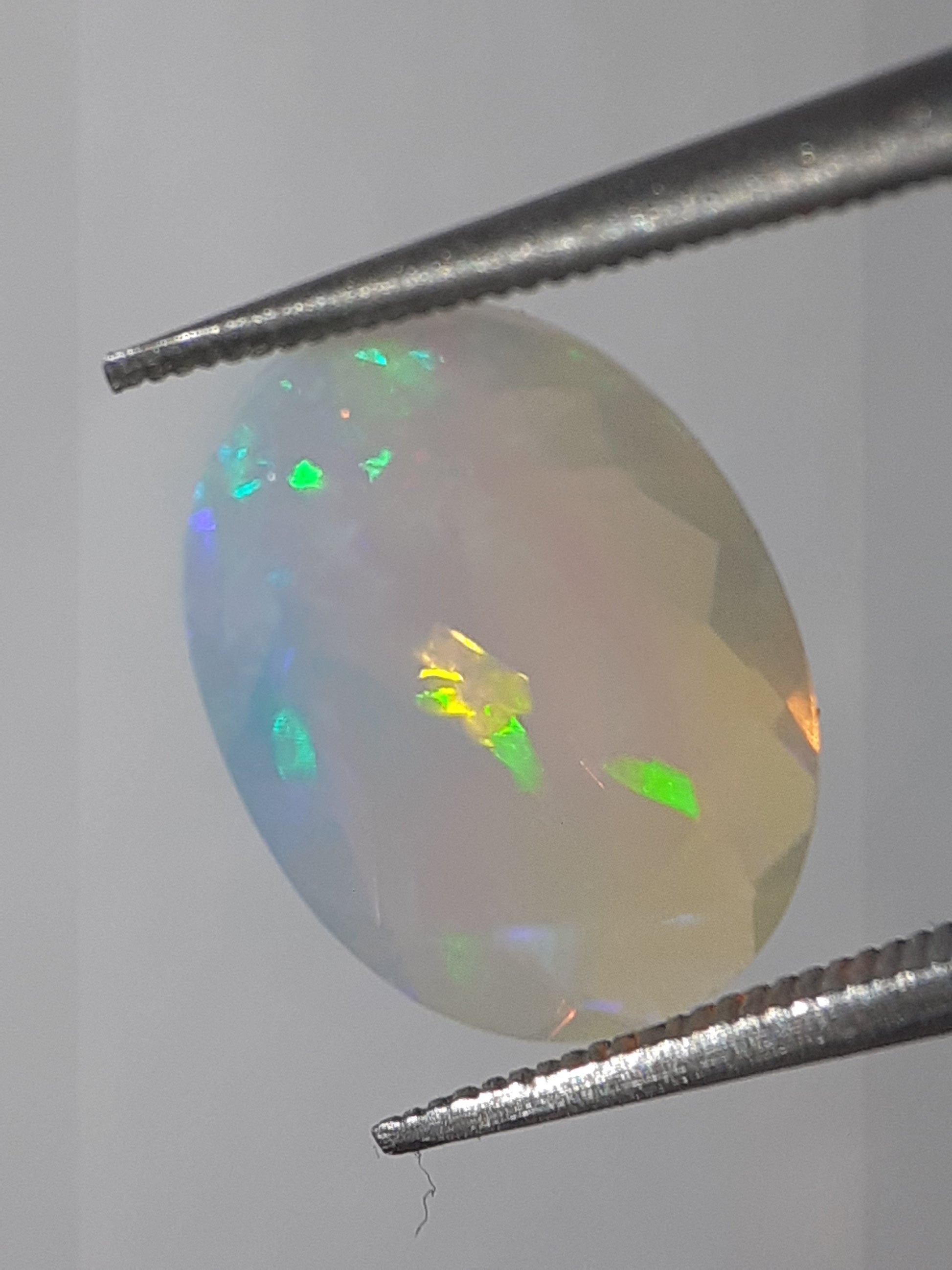 Natural White Crystal Opal - amazing play of color - 1.815 ct - oval - unheated - Natural Gems Belgium