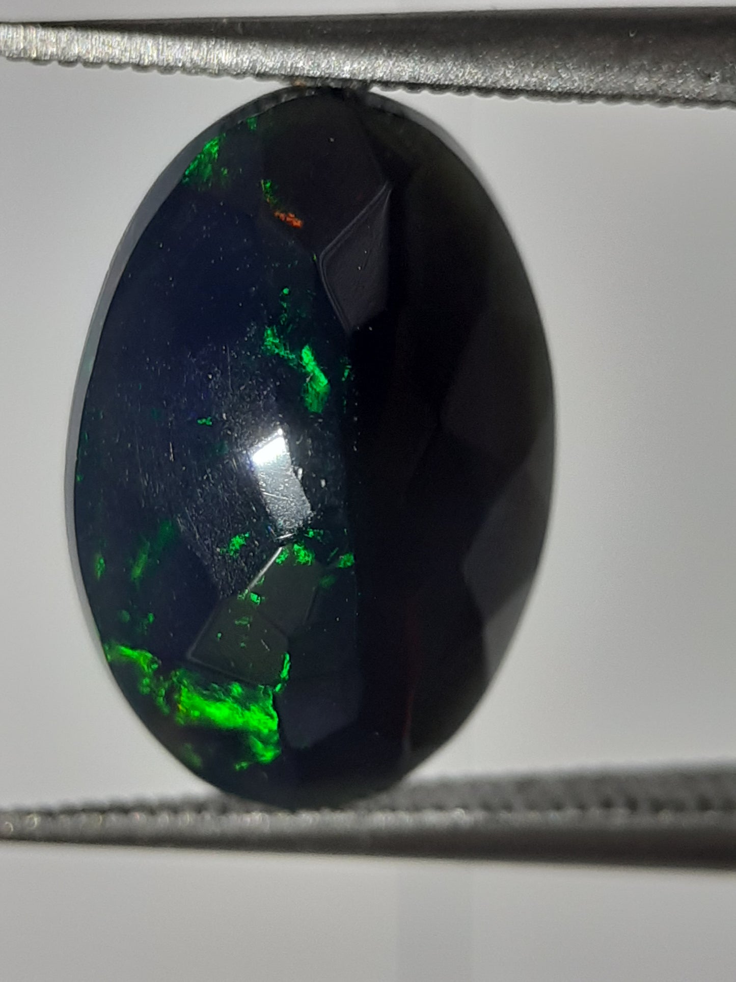 Natural Black Crystal Opal - play of color - 1.892 ct - oval - smoked - Natural Gems Belgium