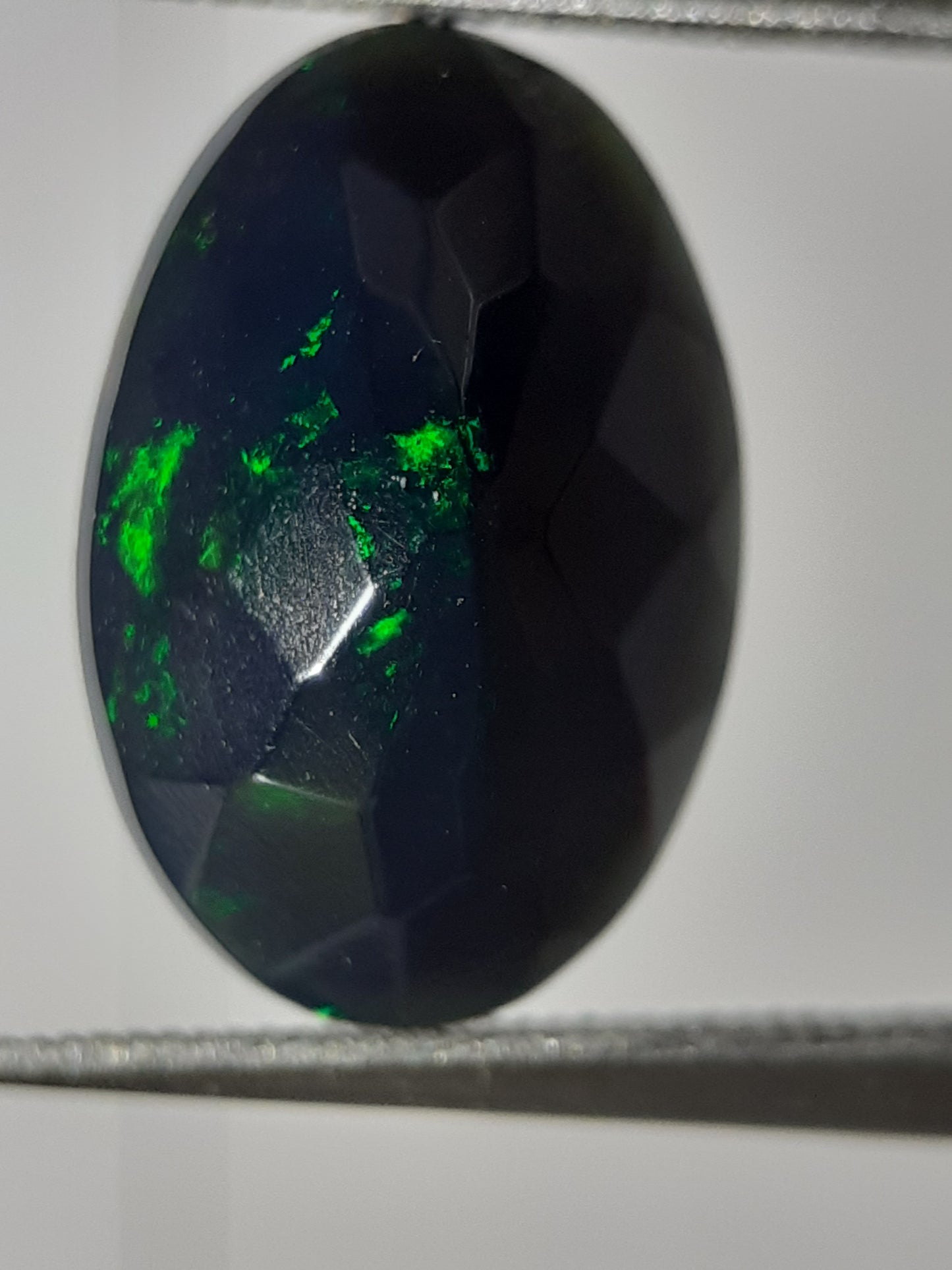 Natural Black Crystal Opal - play of color - 1.892 ct - oval - smoked - Natural Gems Belgium