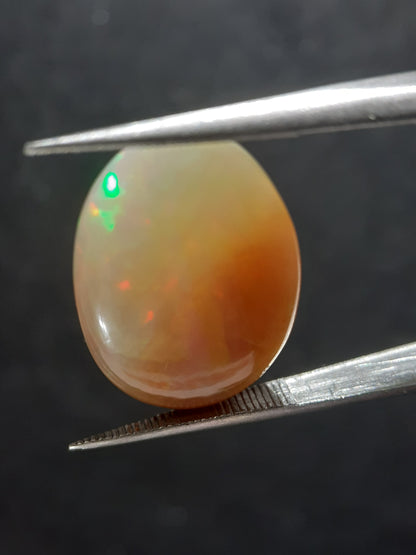 Natural White Opal - bicolor white orange - play of color - 7.944 ct - oval - unheated - unique - Natural Gems Belgium