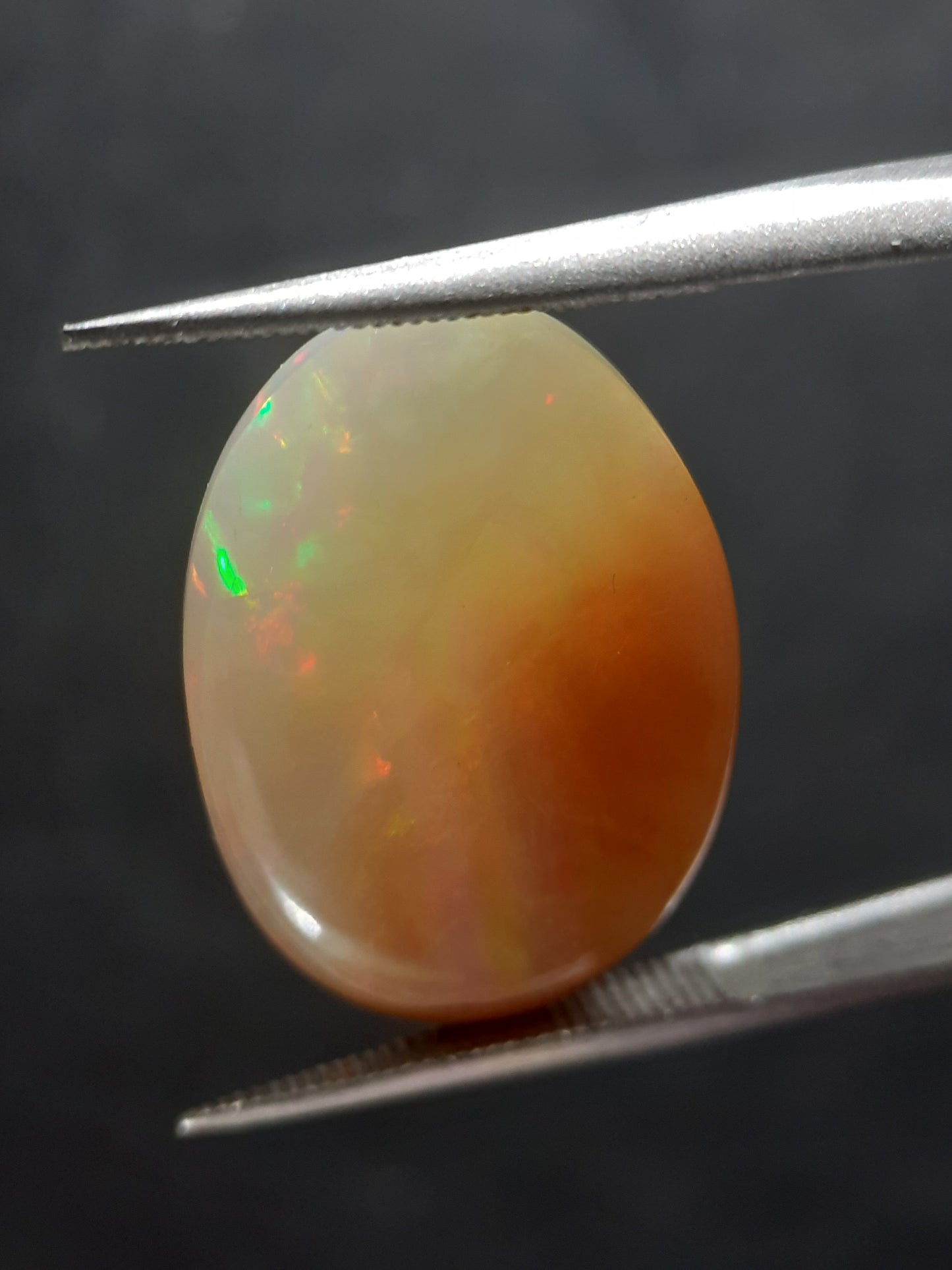 Natural White Opal - bicolor white orange - play of color - 7.944 ct - oval - unheated - unique - Natural Gems Belgium