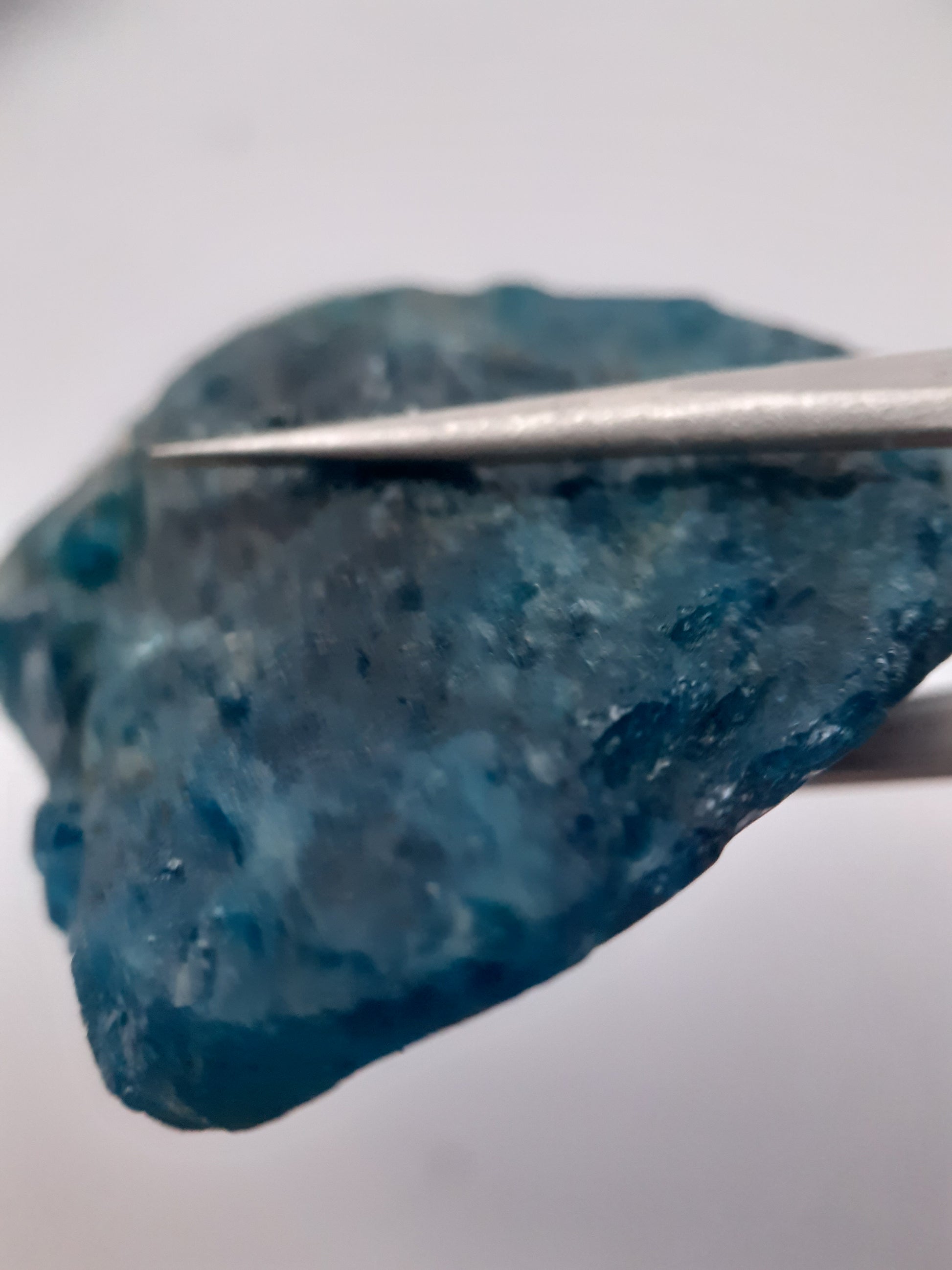 Natural blue Apatite - large facet quality - 119.457 ct - Rough Gemstone - certified natural - Natural Gems Belgium