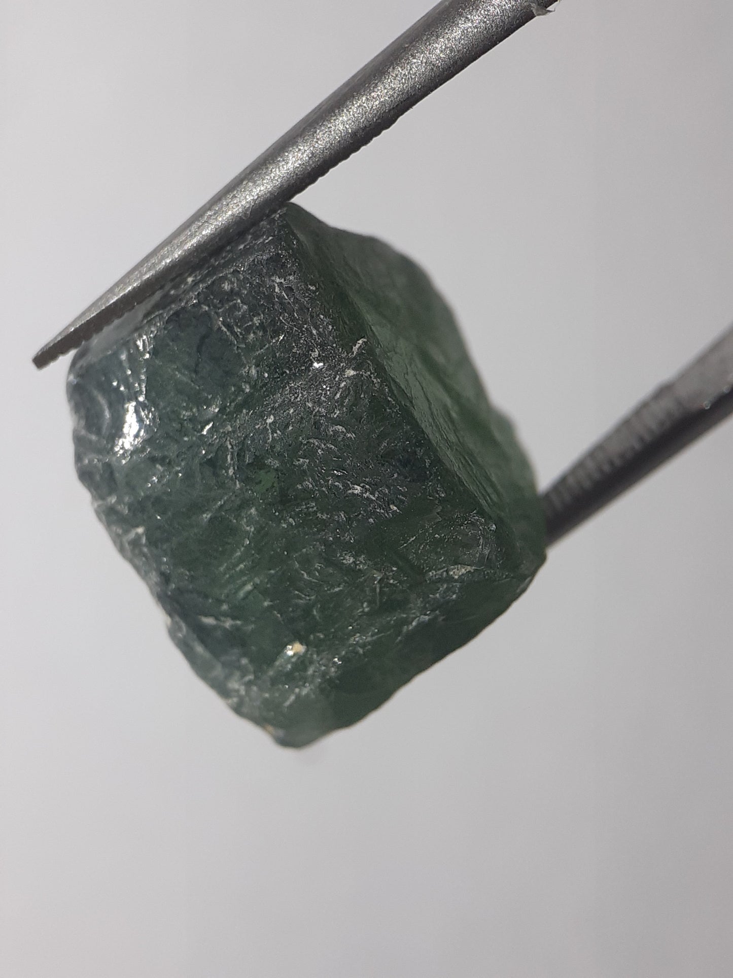 Natural green Apatite - facet quality - 15.913 ct - Rough Gemstone - certified natural - Natural Gems Belgium