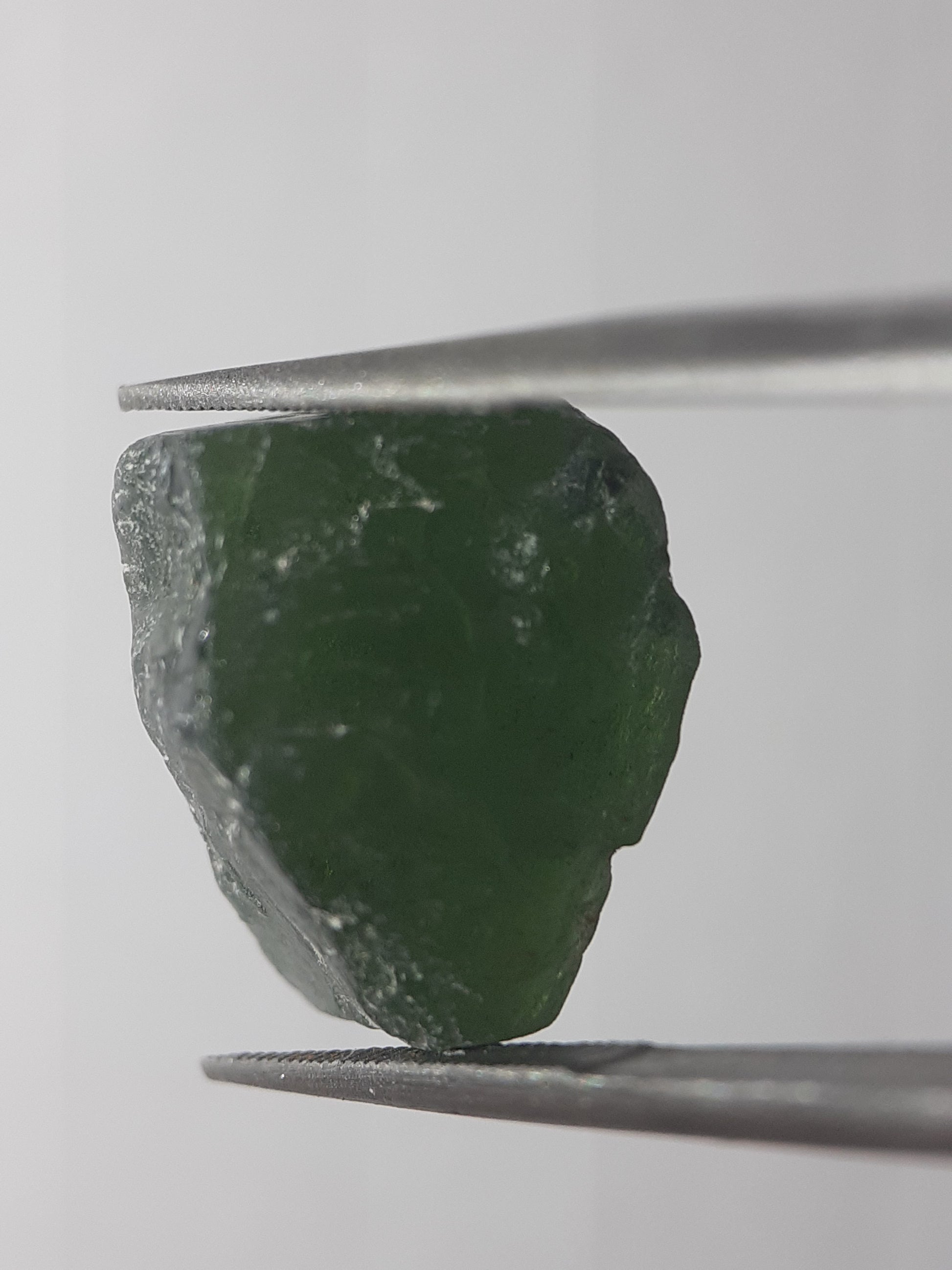 Natural green Apatite - facet quality - 15.913 ct - Rough Gemstone - certified natural - Natural Gems Belgium