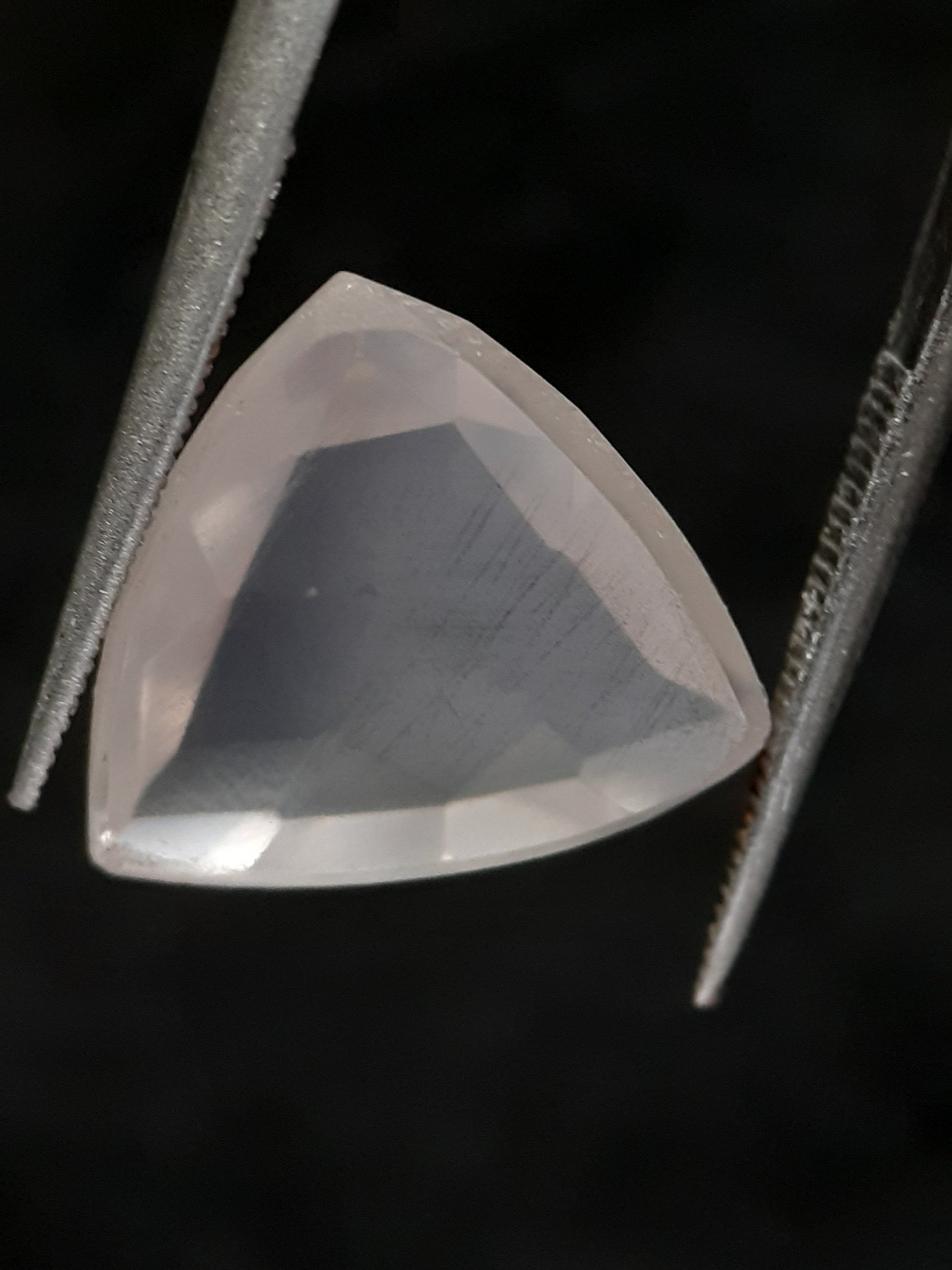 Natural light pink rose quartz - 5.594 ct - trillion - rose cut - certified natural - Natural Gems Belgium