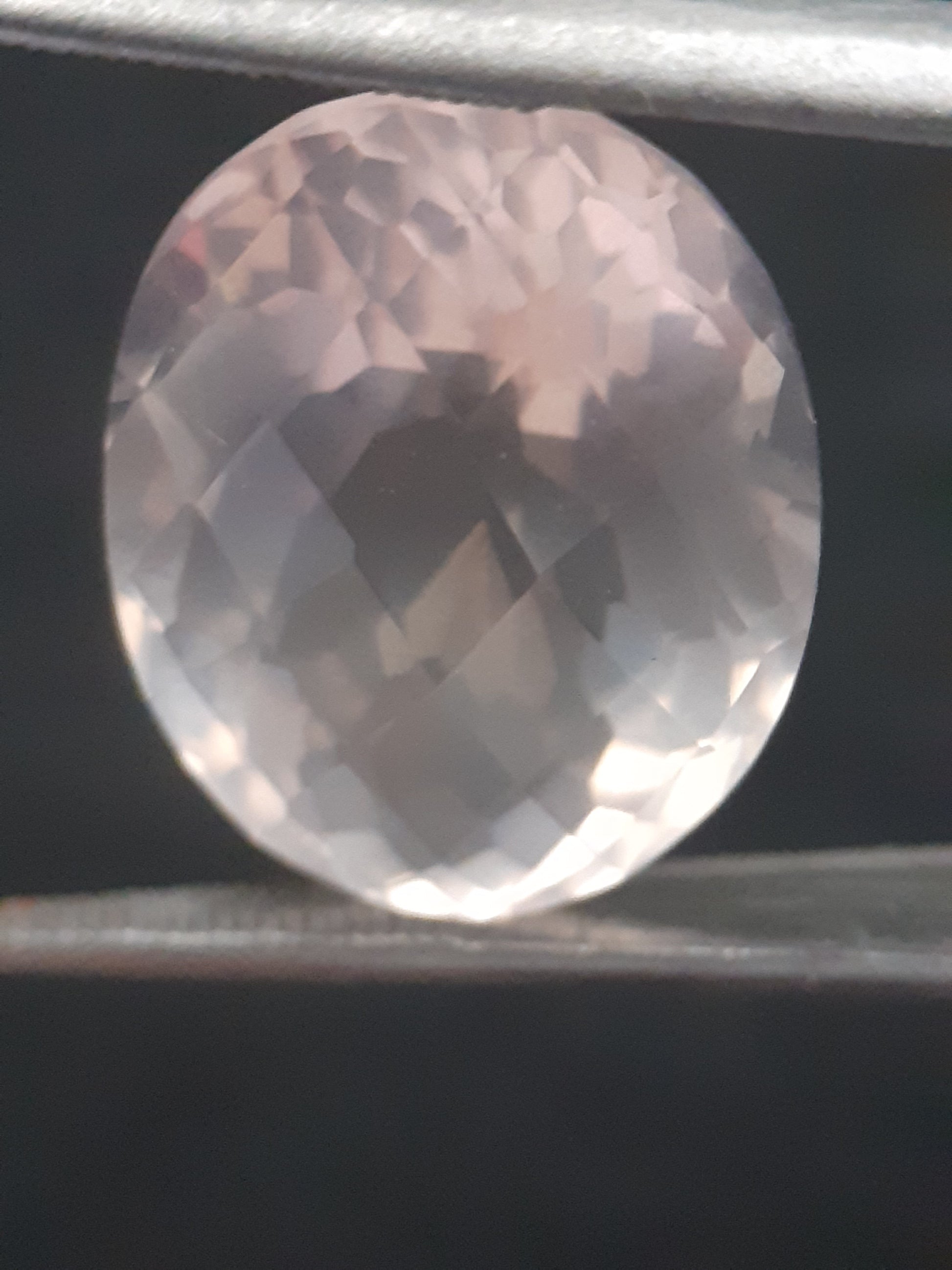 Natural light pink rose quartz - 8.868 ct - oval - checkered cut - certified natural - Natural Gems Belgium