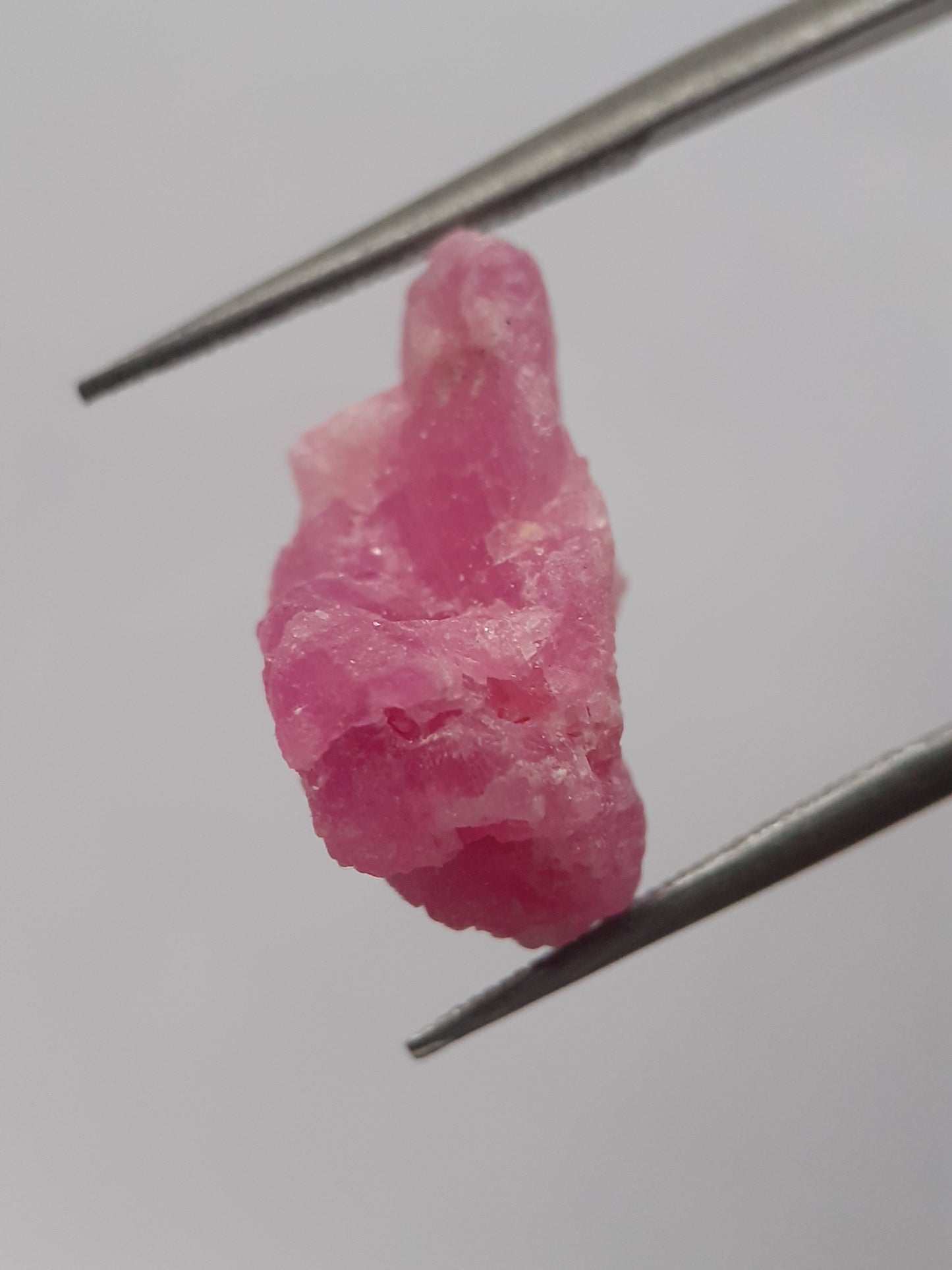 Natural purplish red Ruby - 9.111 ct - rough ruby - heated - certified natural - Natural Gems Belgium