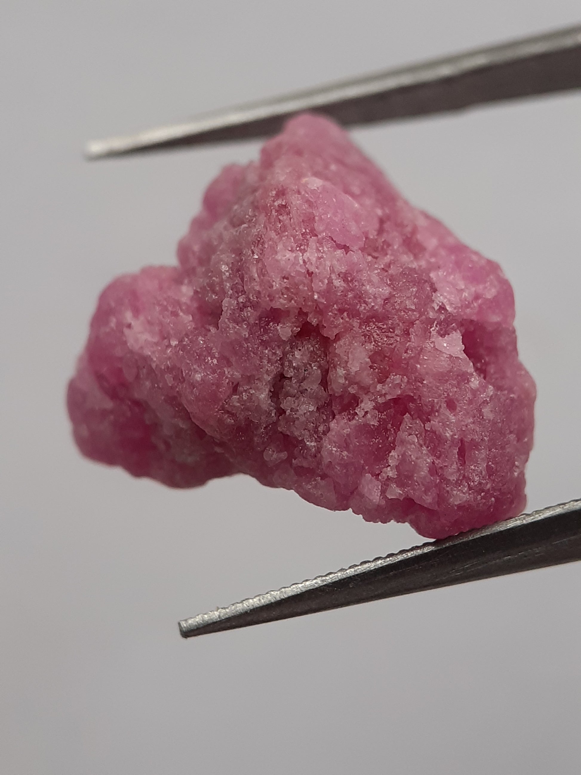 Natural purplish red Ruby - 15.369 ct - rough ruby - heated - certified natural - Natural Gems Belgium