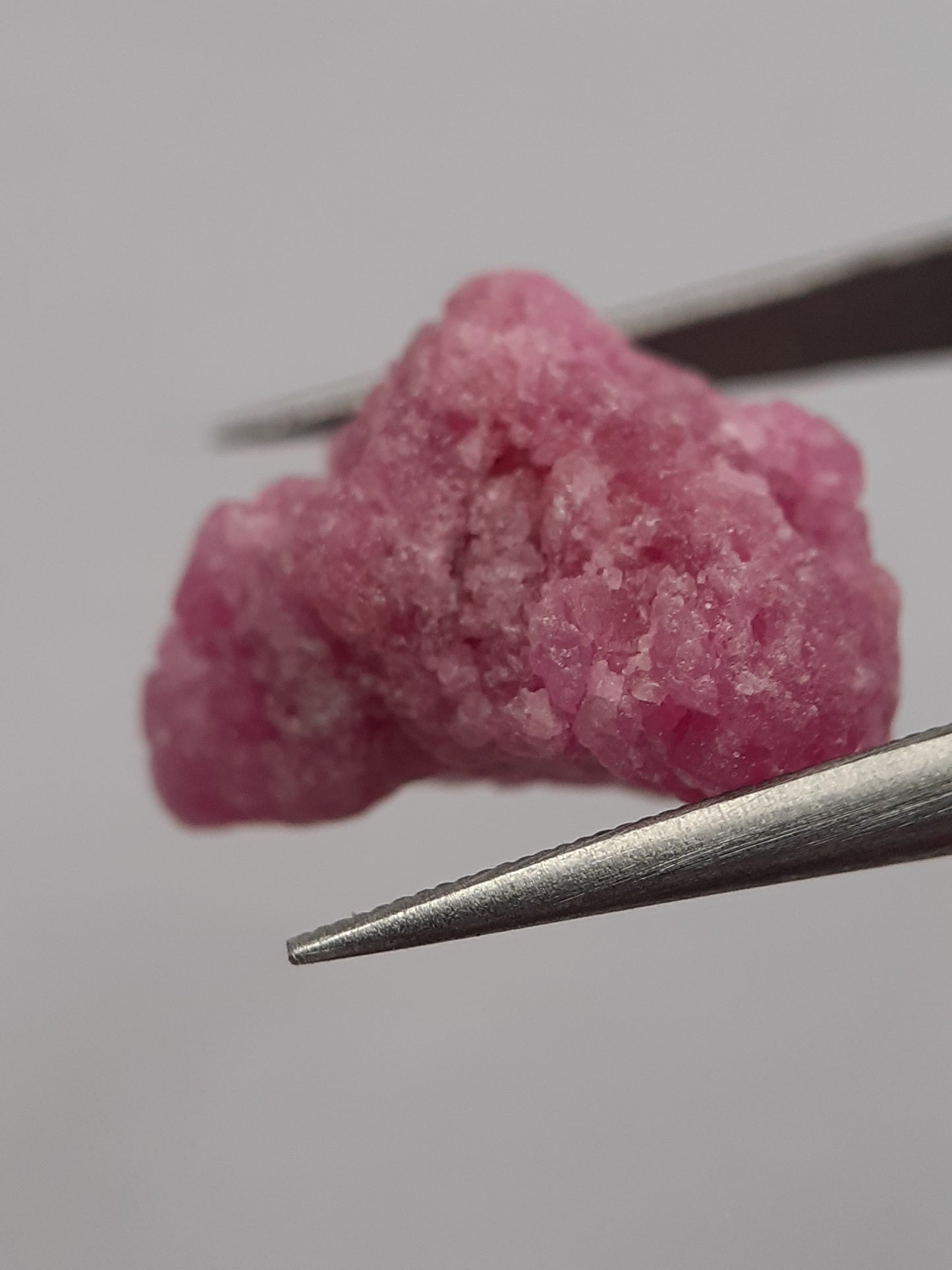 Natural purplish red Ruby - 15.369 ct - rough ruby - heated - certified natural - Natural Gems Belgium