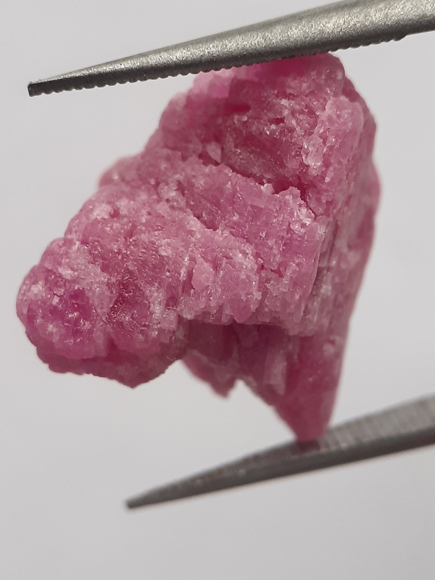 Natural purplish red Ruby - 15.369 ct - rough ruby - heated - certified natural - Natural Gems Belgium