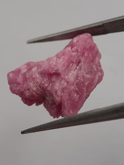 Natural purplish red Ruby - 15.369 ct - rough ruby - heated - certified natural - Natural Gems Belgium