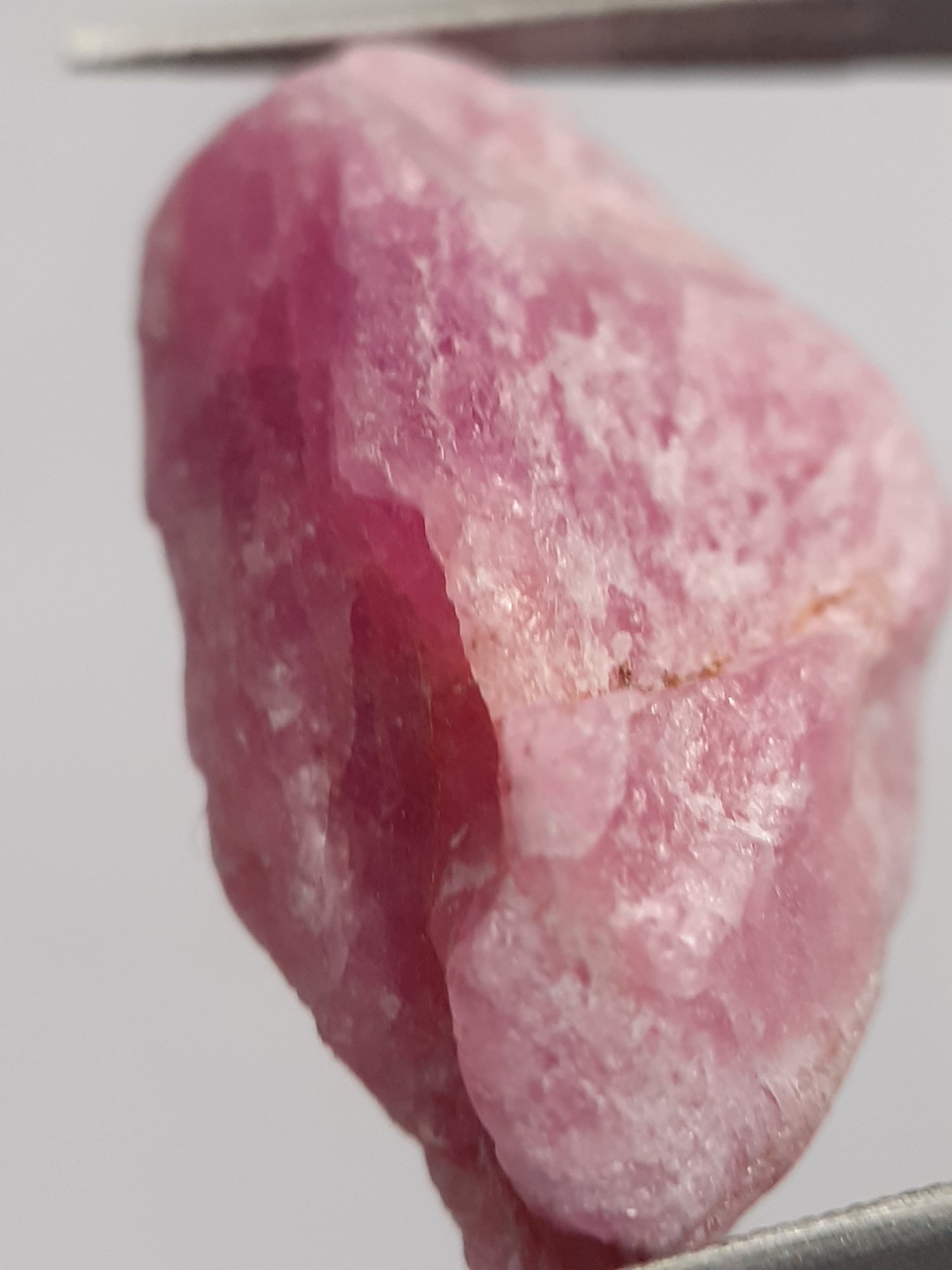 Natural purplish red Ruby - 24.989 ct - rough ruby - heated - certified natural - Natural Gems Belgium