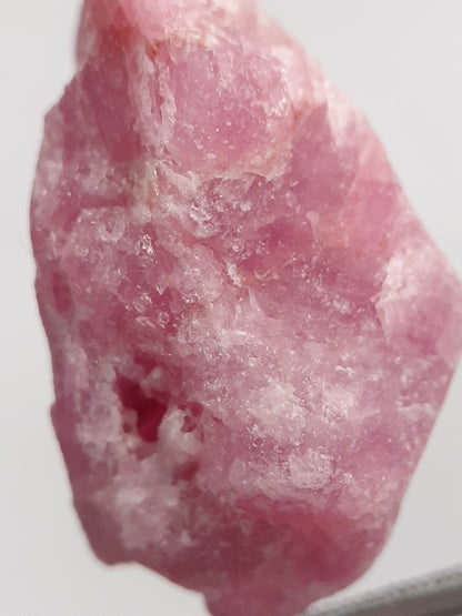 Natural purplish red Ruby - 24.989 ct - rough ruby - heated - certified natural - Natural Gems Belgium