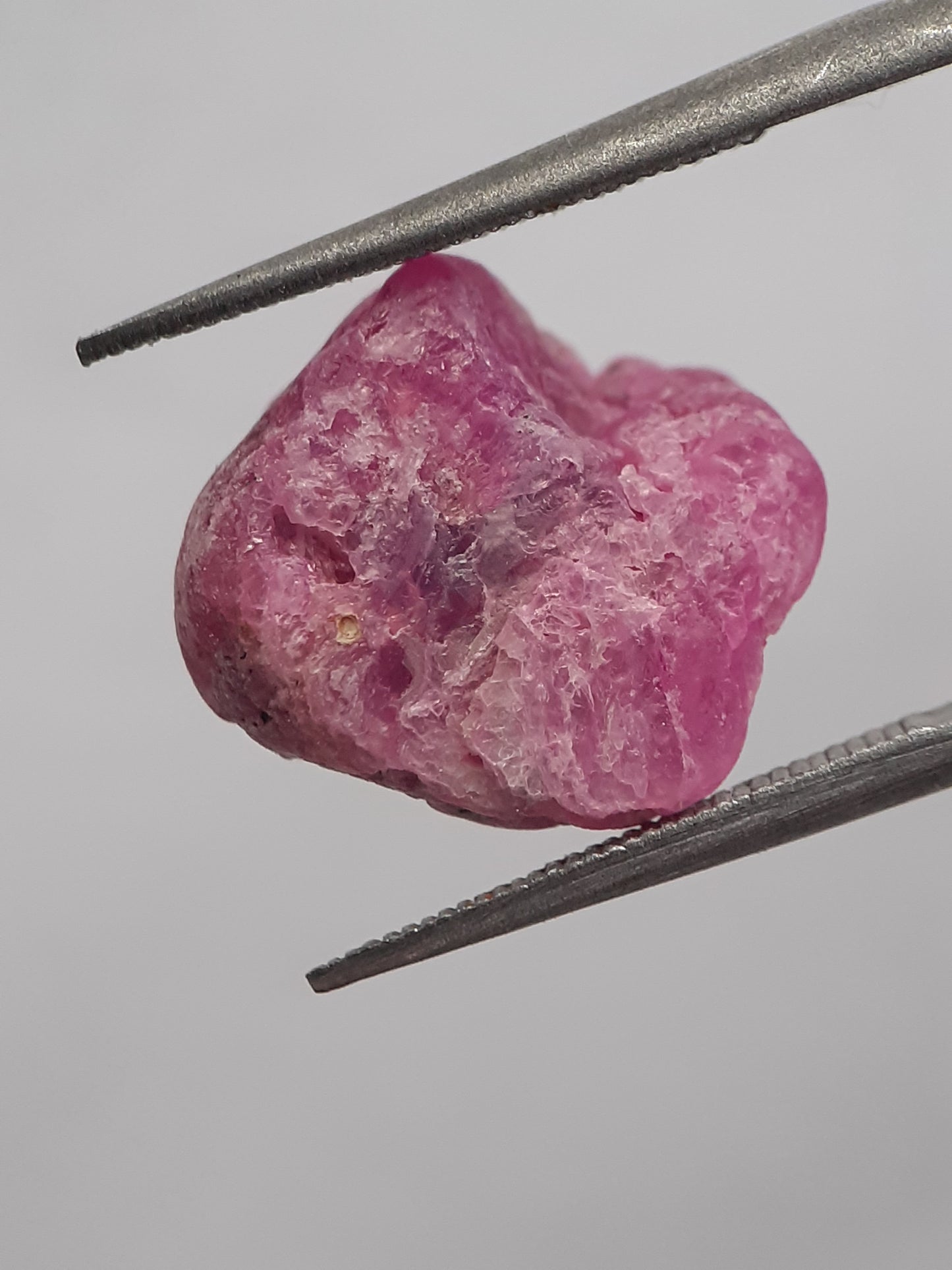 Natural purplish red Ruby - 9.588 ct - rough ruby - heated - certified natural - Natural Gems Belgium