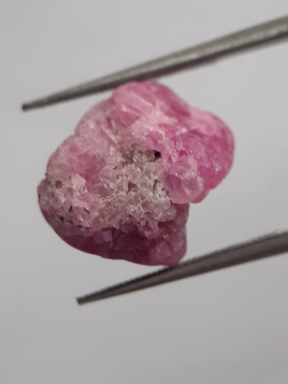 Natural purplish red Ruby - 9.588 ct - rough ruby - heated - certified natural - Natural Gems Belgium