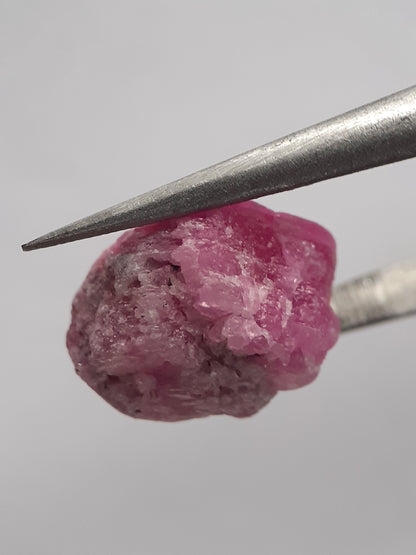 Natural purplish red Ruby - 9.588 ct - rough ruby - heated - certified natural - Natural Gems Belgium