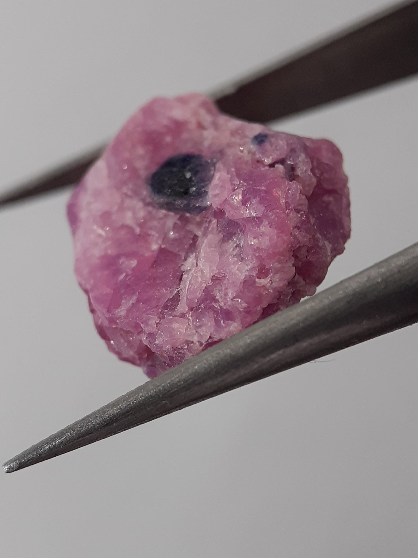 Natural purplish red Ruby - 12.623 ct - rough ruby - heated - certified natural - Natural Gems Belgium