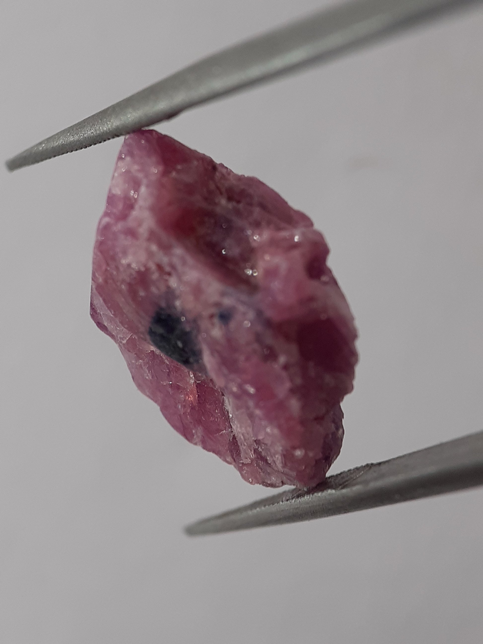 Natural purplish red Ruby - 12.623 ct - rough ruby - heated - certified natural - Natural Gems Belgium