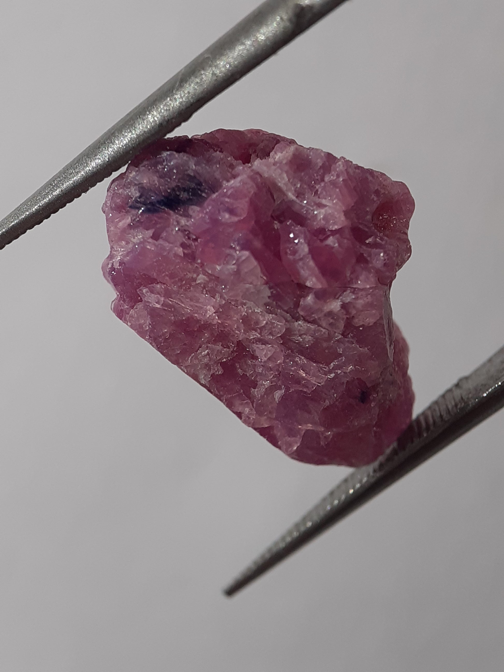 Natural purplish red Ruby - 12.623 ct - rough ruby - heated - certified natural - Natural Gems Belgium