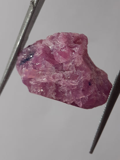 Natural purplish red Ruby - 12.623 ct - rough ruby - heated - certified natural - Natural Gems Belgium